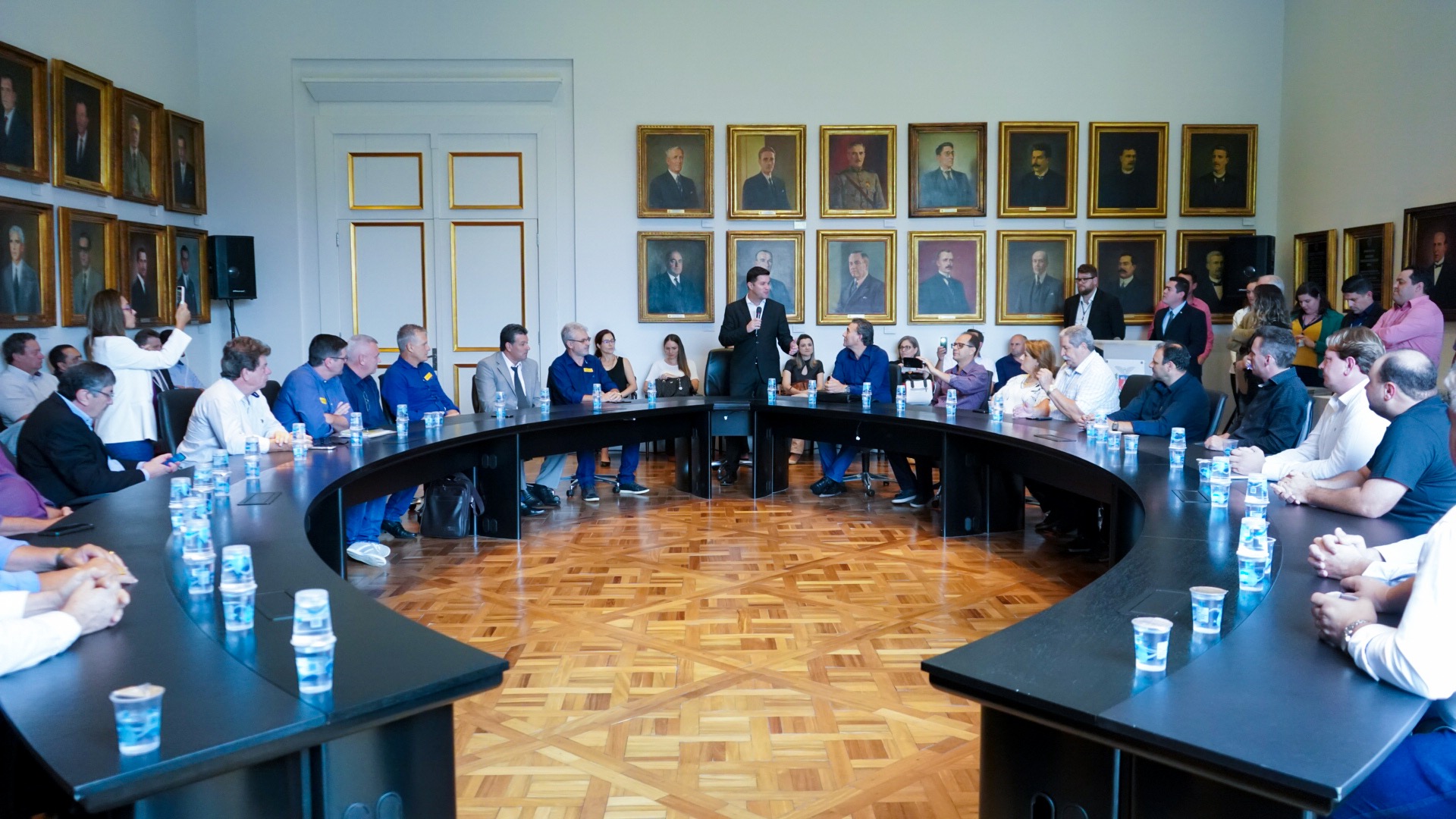 O Governo do Estado conclui esta semana a rodada de autorizações para liberação de recursos do programa Paraná Mais Cidades, que começou há cerca de dois meses. Coordenado pela Casa Civil, o programa é uma parceria entre o Governo e a Assembleia Legislativa e conta com R$ 351 milhões, provenientes do Tesouro Estadual e da devolução do exercício orçamentário do Legislativo. Foto: Guilherme Flores/Casa Civil