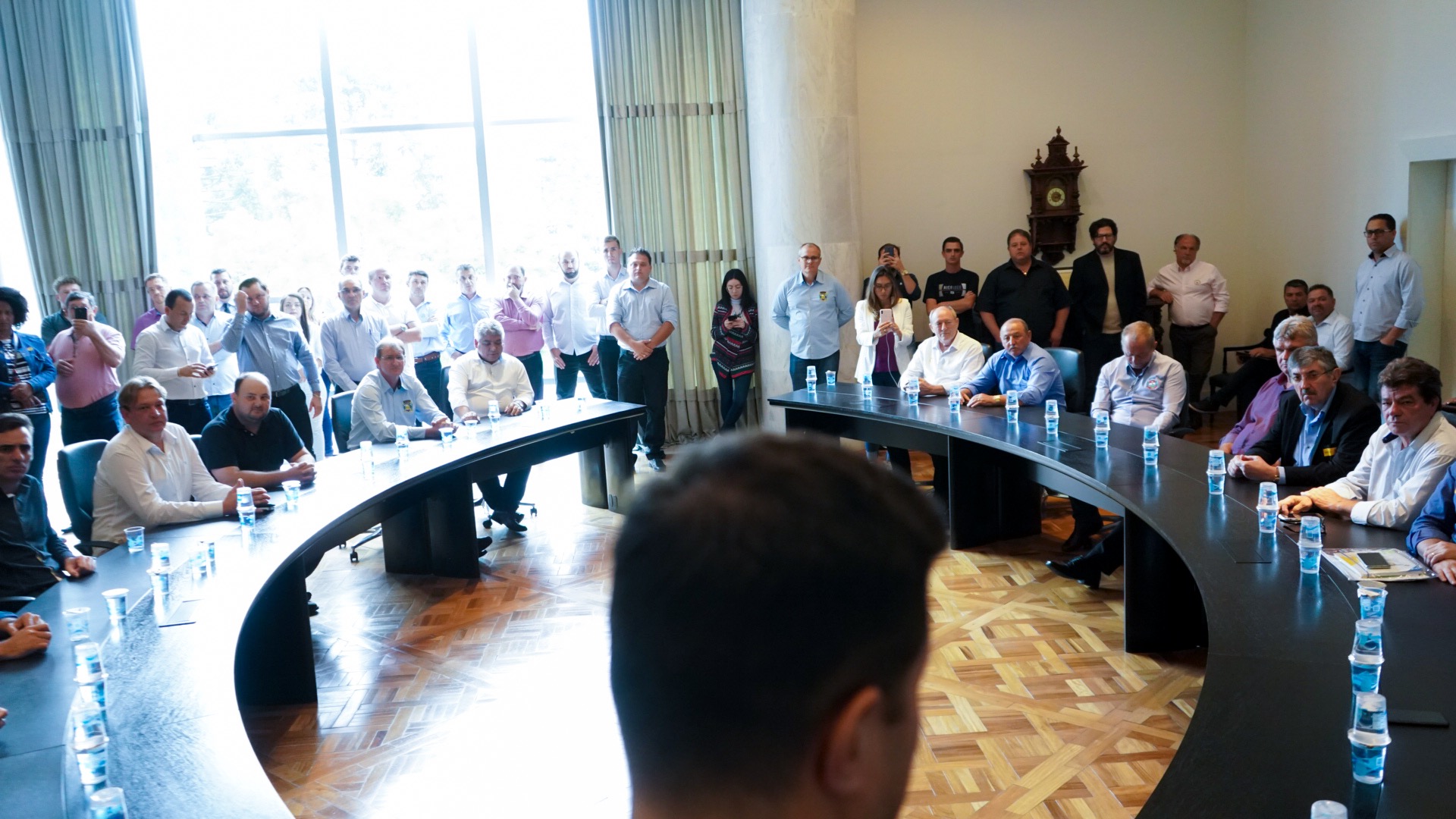 O Governo do Estado conclui esta semana a rodada de autorizações para liberação de recursos do programa Paraná Mais Cidades, que começou há cerca de dois meses. Coordenado pela Casa Civil, o programa é uma parceria entre o Governo e a Assembleia Legislativa e conta com R$ 351 milhões, provenientes do Tesouro Estadual e da devolução do exercício orçamentário do Legislativo. Foto: Guilherme Flores/Casa Civil