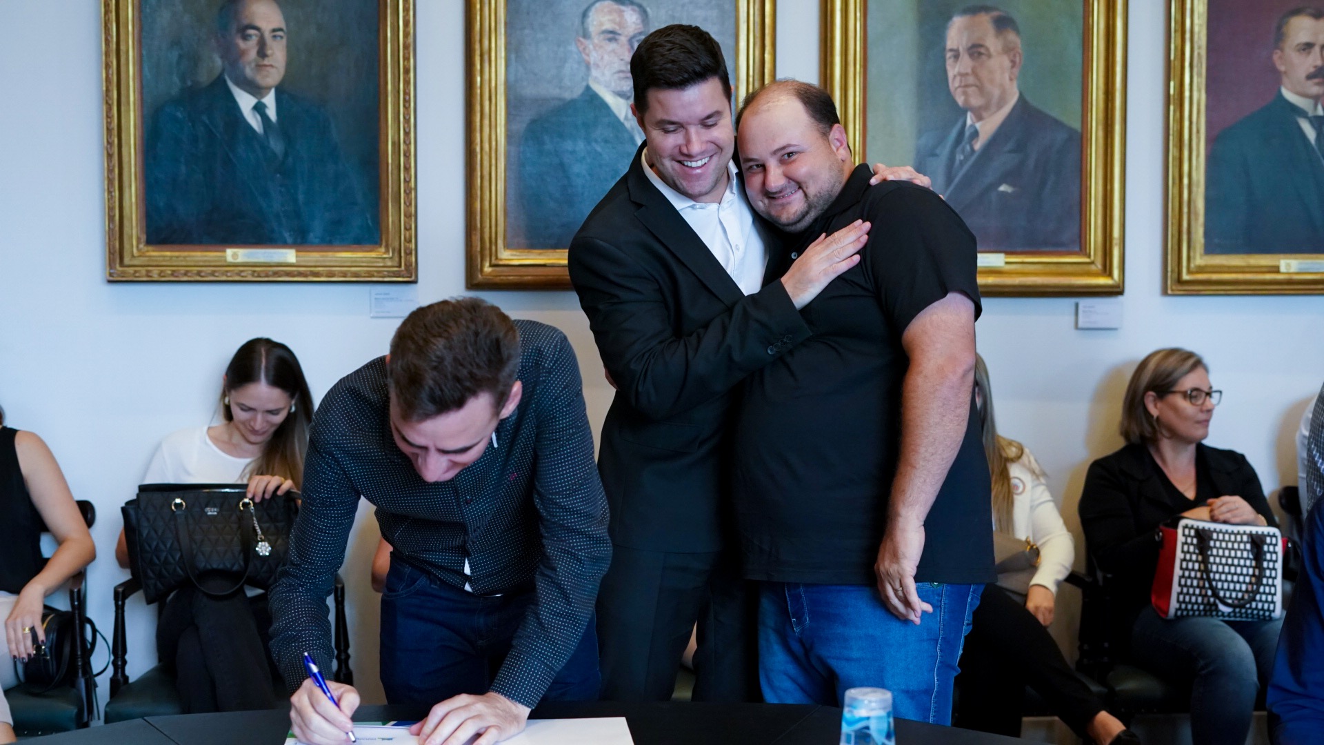 O Governo do Estado conclui esta semana a rodada de autorizações para liberação de recursos do programa Paraná Mais Cidades, que começou há cerca de dois meses. Coordenado pela Casa Civil, o programa é uma parceria entre o Governo e a Assembleia Legislativa e conta com R$ 351 milhões, provenientes do Tesouro Estadual e da devolução do exercício orçamentário do Legislativo. Foto: Guilherme Flores/Casa Civil