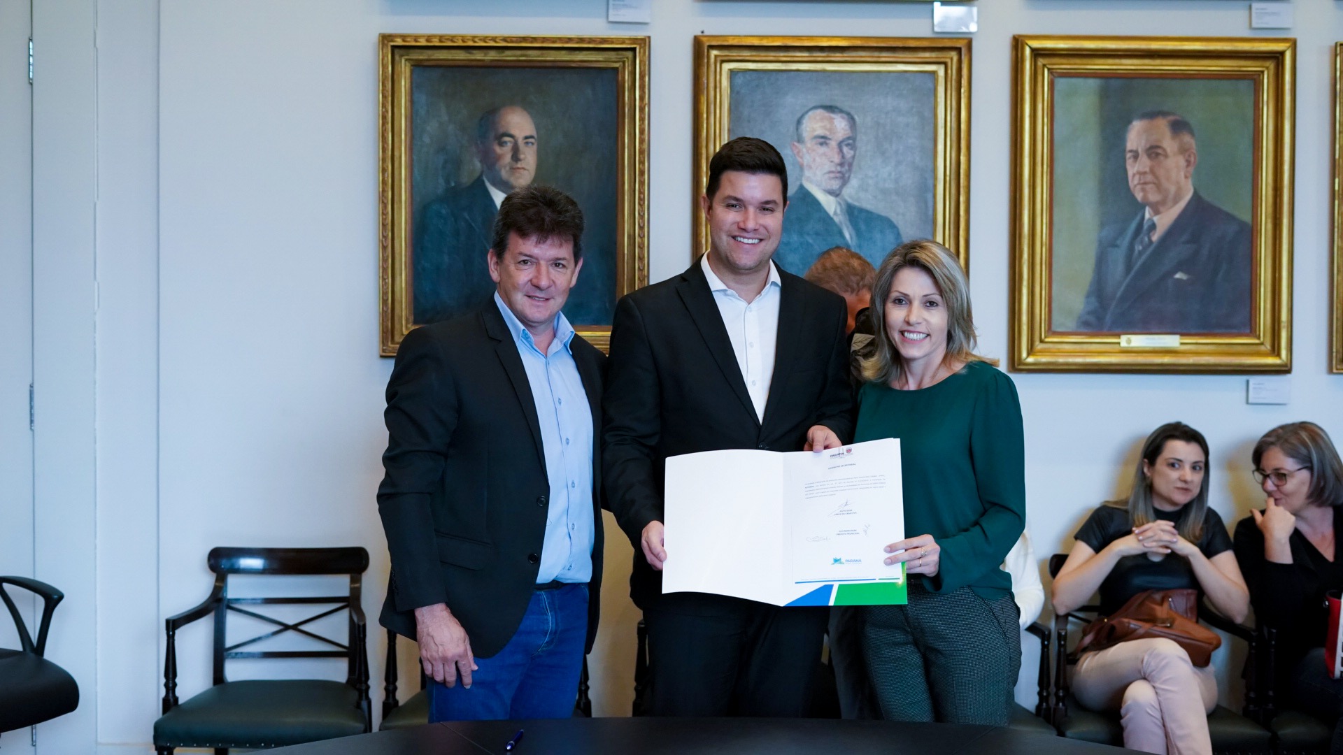 O Governo do Estado conclui esta semana a rodada de autorizações para liberação de recursos do programa Paraná Mais Cidades, que começou há cerca de dois meses. Coordenado pela Casa Civil, o programa é uma parceria entre o Governo e a Assembleia Legislativa e conta com R$ 351 milhões, provenientes do Tesouro Estadual e da devolução do exercício orçamentário do Legislativo. Foto: Guilherme Flores/Casa Civil