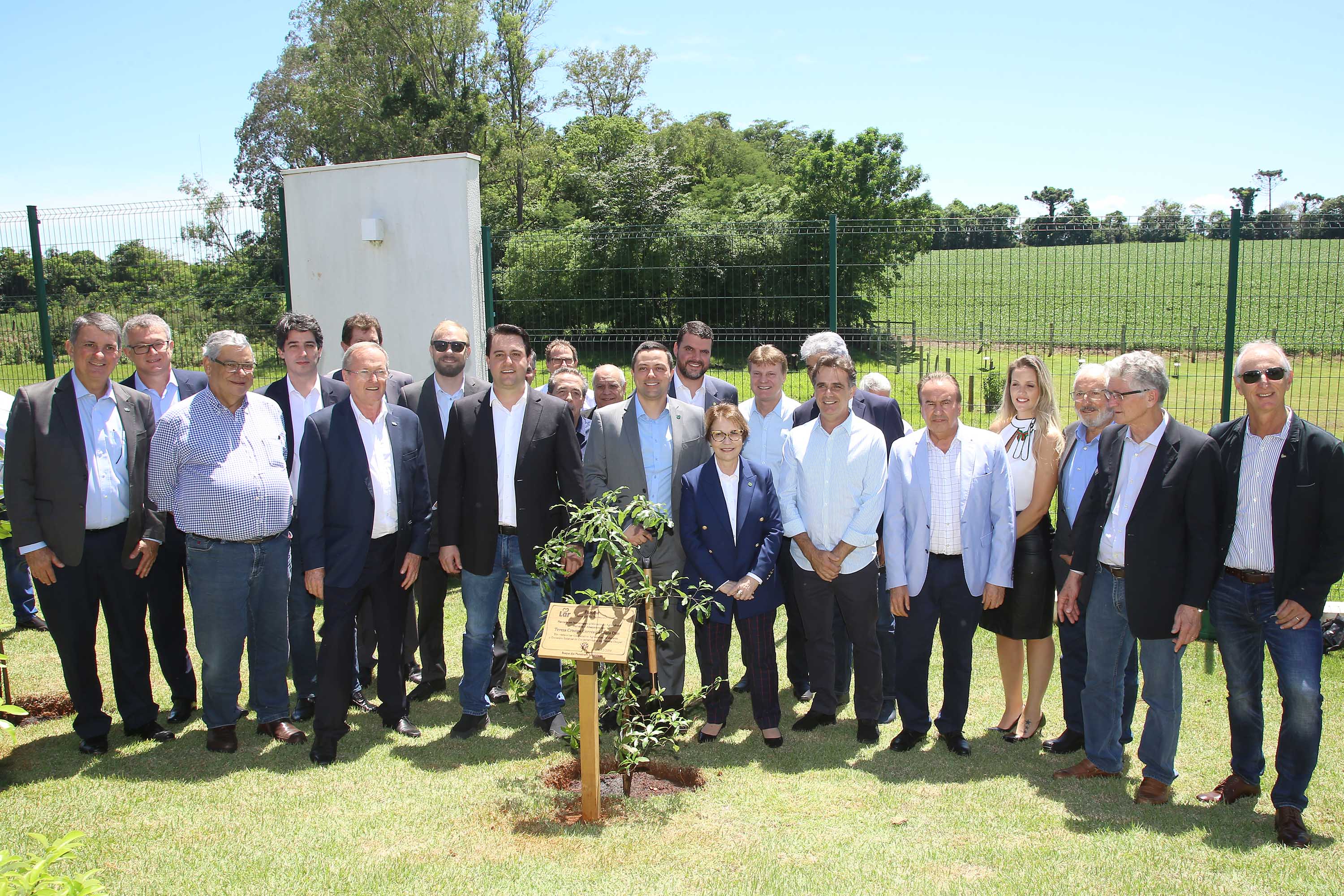 A ministra da Agricultura, Pecuária e Abastecimento, Tereza Cristina, assinou nesta sexta-feira (06), durante evento com a presença do governador Carlos Massa Ratinho Junior, instrução normativa que reforça o reconhecimento do Paraná como área livre da peste suína clássica (PSC). O documento desmembra o Estado de um grupo que era formado por 14 unidades federativas.
