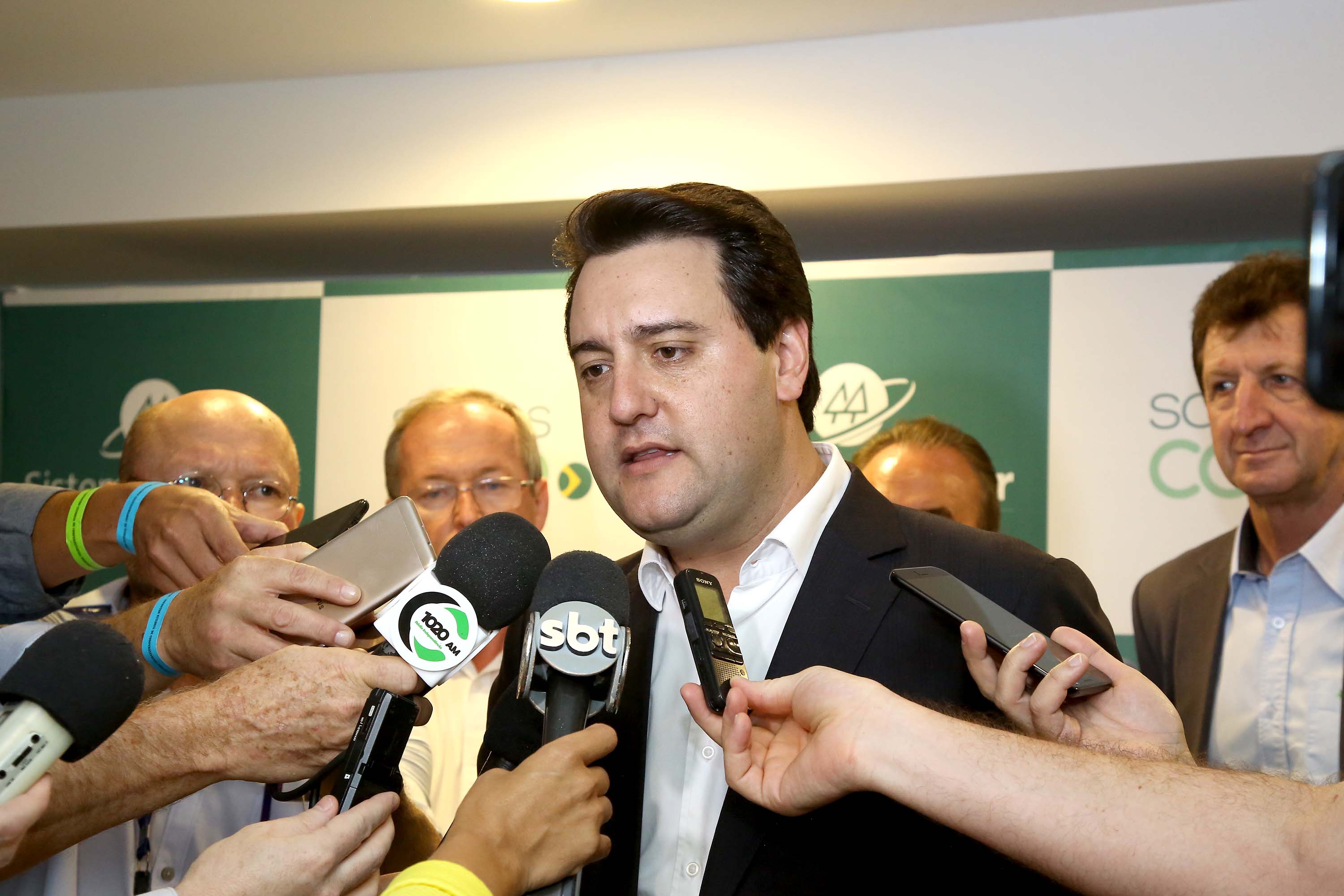 A ministra da Agricultura, Pecuária e Abastecimento, Tereza Cristina, assinou nesta sexta-feira (06), durante evento com a presença do governador Carlos Massa Ratinho Junior, instrução normativa que reforça o reconhecimento do Paraná como área livre da peste suína clássica (PSC). O documento desmembra o Estado de um grupo que era formado por 14 unidades federativas.