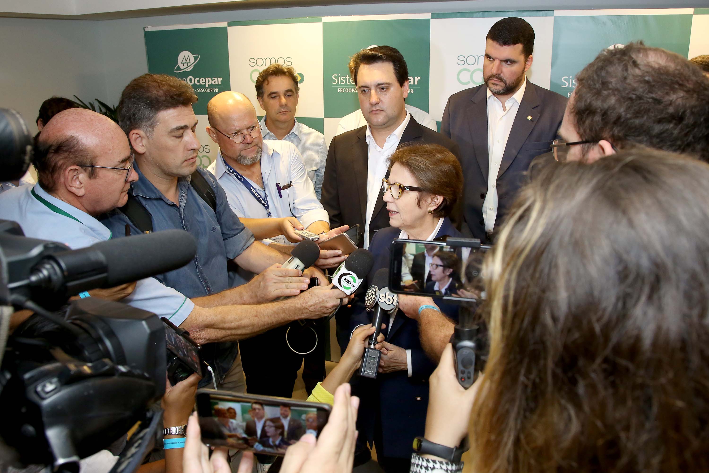 A ministra da Agricultura, Pecuária e Abastecimento, Tereza Cristina, assinou nesta sexta-feira (06), durante evento com a presença do governador Carlos Massa Ratinho Junior, instrução normativa que reforça o reconhecimento do Paraná como área livre da peste suína clássica (PSC). O documento desmembra o Estado de um grupo que era formado por 14 unidades federativas.