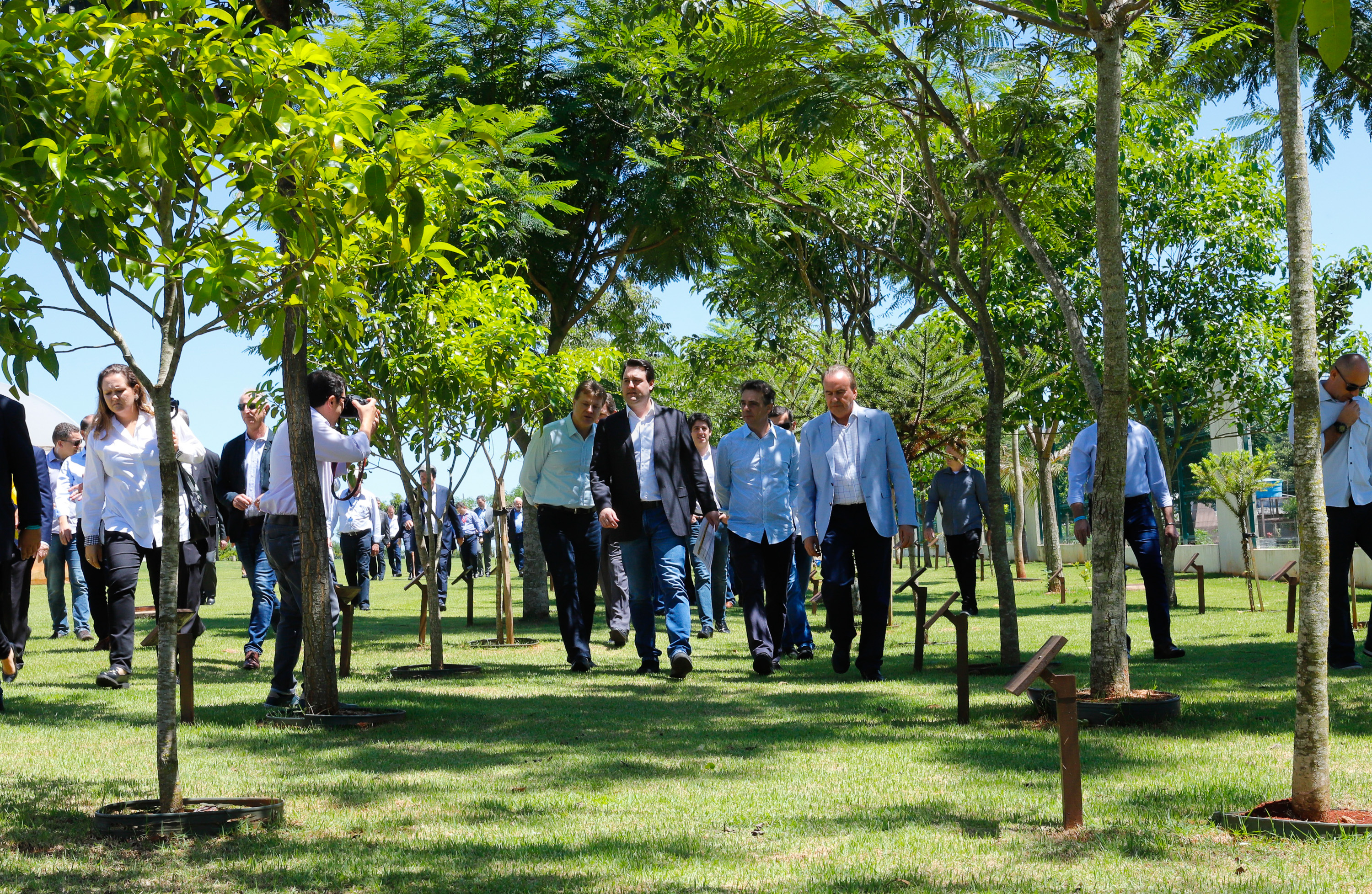 A ministra da Agricultura, Pecuária e Abastecimento, Tereza Cristina, assinou nesta sexta-feira (06), durante evento com a presença do governador Carlos Massa Ratinho Junior, instrução normativa que reforça o reconhecimento do Paraná como área livre da peste suína clássica (PSC). O documento desmembra o Estado de um grupo que era formado por 14 unidades federativas.