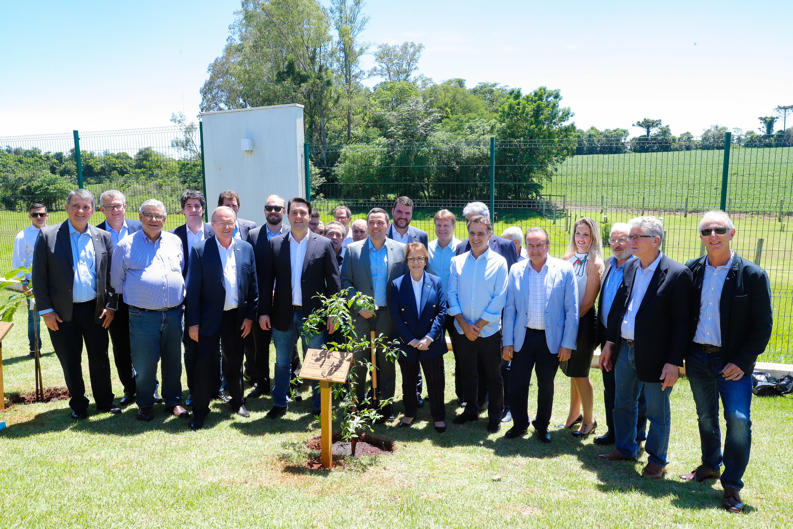 A ministra da Agricultura, Pecuária e Abastecimento, Tereza Cristina, assinou nesta sexta-feira (06), durante evento com a presença do governador Carlos Massa Ratinho Junior, instrução normativa que reforça o reconhecimento do Paraná como área livre da peste suína clássica (PSC). O documento desmembra o Estado de um grupo que era formado por 14 unidades federativas.