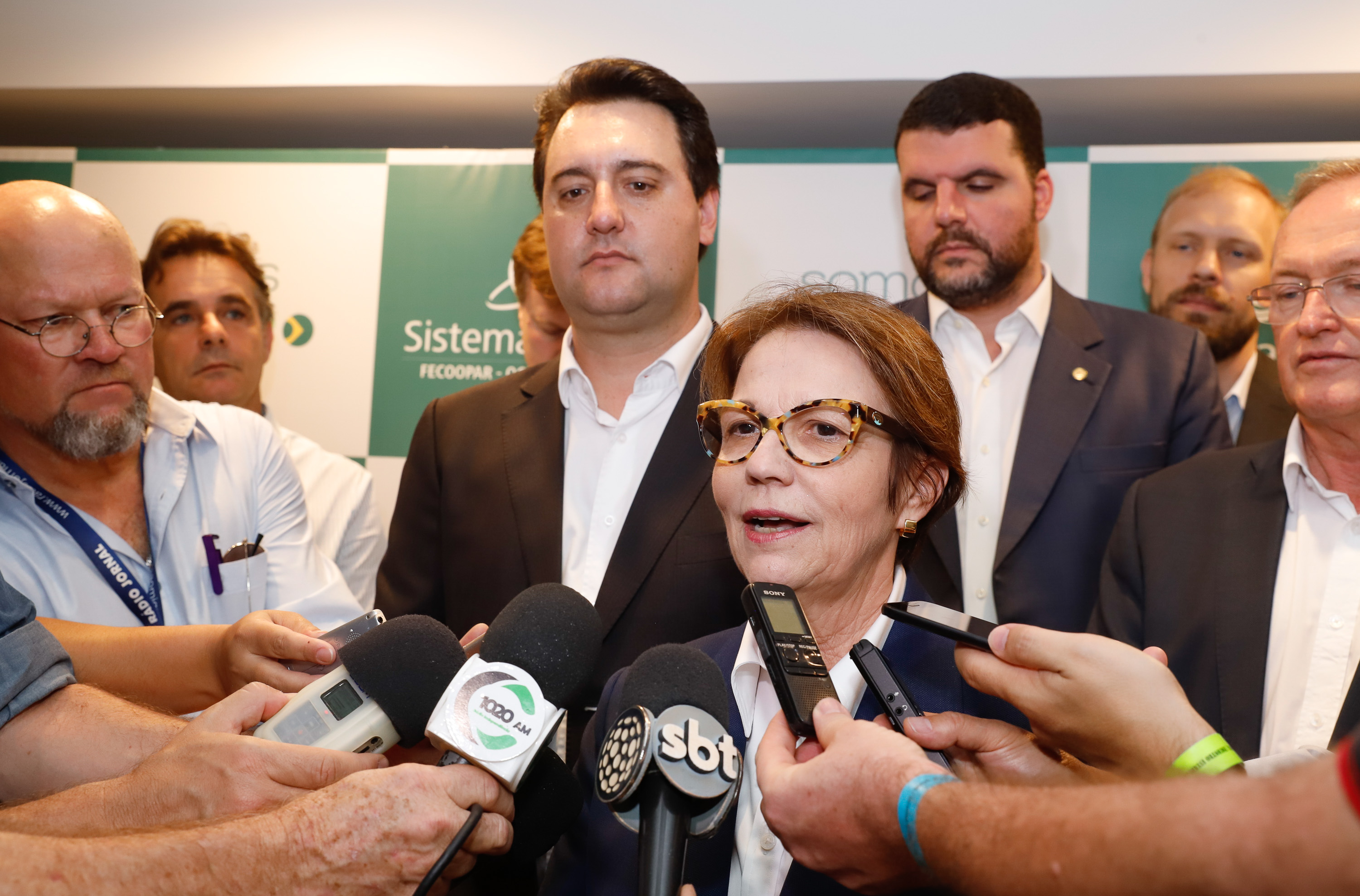 A ministra da Agricultura, Pecuária e Abastecimento, Tereza Cristina, assinou nesta sexta-feira (06), durante evento com a presença do governador Carlos Massa Ratinho Junior, instrução normativa que reforça o reconhecimento do Paraná como área livre da peste suína clássica (PSC). O documento desmembra o Estado de um grupo que era formado por 14 unidades federativas.