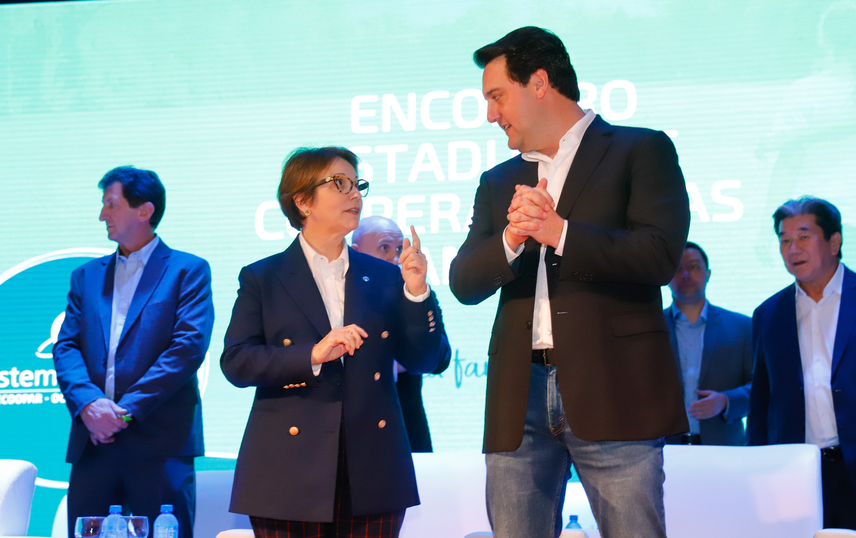 A ministra da Agricultura, Pecuária e Abastecimento, Tereza Cristina, assinou nesta sexta-feira (06), durante evento com a presença do governador Carlos Massa Ratinho Junior, instrução normativa que reforça o reconhecimento do Paraná como área livre da peste suína clássica (PSC). O documento desmembra o Estado de um grupo que era formado por 14 unidades federativas.