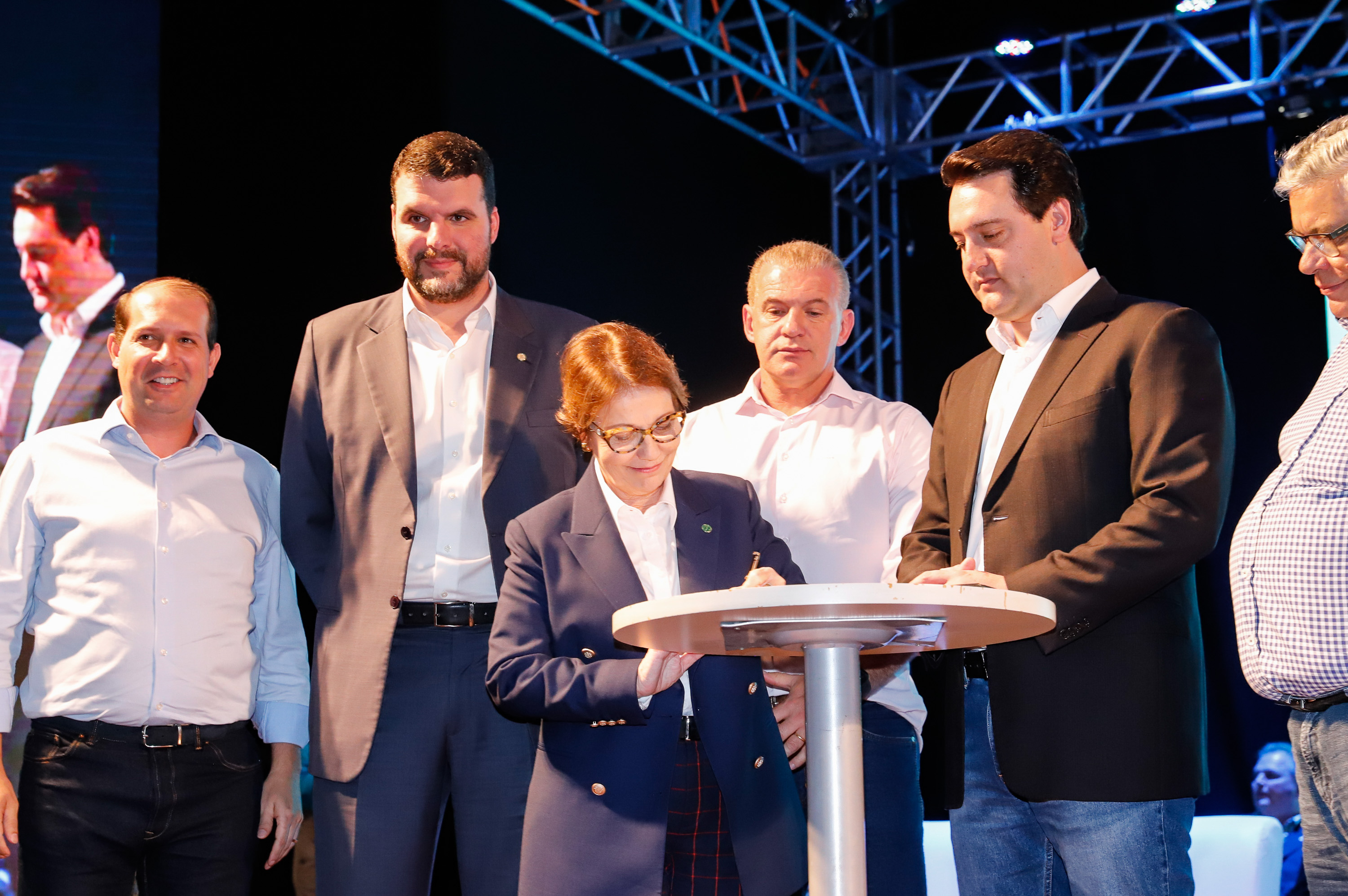 A ministra da Agricultura, Pecuária e Abastecimento, Tereza Cristina, assinou nesta sexta-feira (06), durante evento com a presença do governador Carlos Massa Ratinho Junior, instrução normativa que reforça o reconhecimento do Paraná como área livre da peste suína clássica (PSC). O documento desmembra o Estado de um grupo que era formado por 14 unidades federativas.
