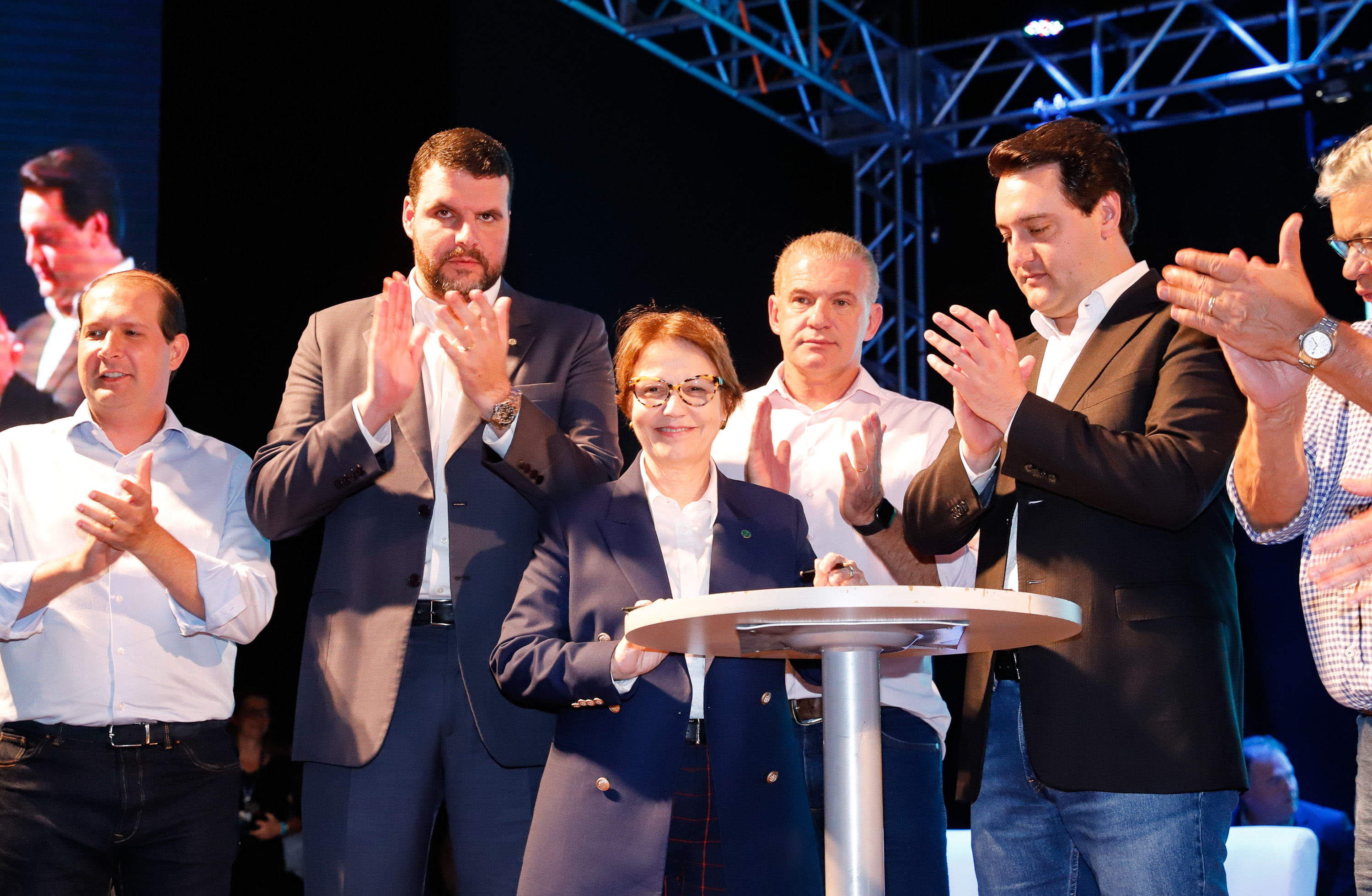 A ministra da Agricultura, Pecuária e Abastecimento, Tereza Cristina, assinou nesta sexta-feira (06), durante evento com a presença do governador Carlos Massa Ratinho Junior, instrução normativa que reforça o reconhecimento do Paraná como área livre da peste suína clássica (PSC). O documento desmembra o Estado de um grupo que era formado por 14 unidades federativas.
