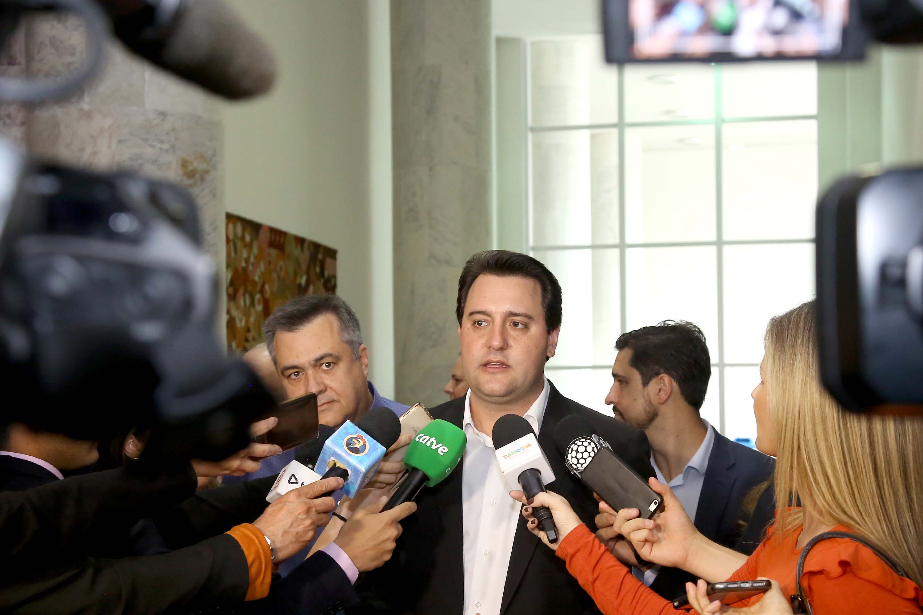 O governador Carlos Massa Ratinho Junior recebeu nesta quarta-feira (11), no Palácio Iguaçu, prefeitos de municípios de diversas regiões do Estado. No encontro foram assinados convênios para liberação de recursos destinados a ações na área da saúde. Os convênios foram assinados, também, pelo secretário de Estado da Saúde, Beto Preto. Curitiba,11/12/2109 Foto:Jaelson Lucas / AEN