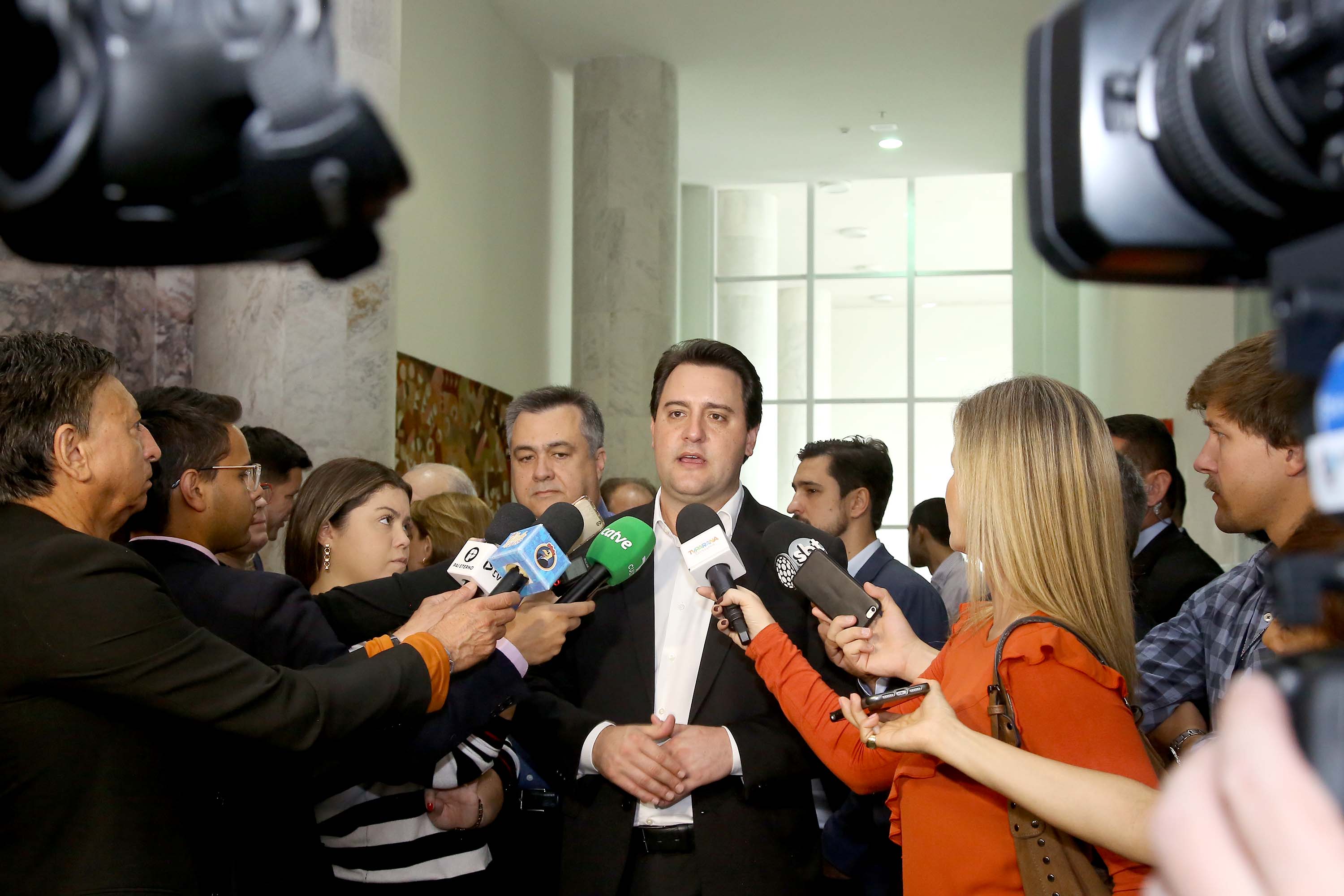 O governador Carlos Massa Ratinho Junior recebeu nesta quarta-feira (11), no Palácio Iguaçu, prefeitos de municípios de diversas regiões do Estado. No encontro foram assinados convênios para liberação de recursos destinados a ações na área da saúde. Os convênios foram assinados, também, pelo secretário de Estado da Saúde, Beto Preto. Curitiba,11/12/2109 Foto:Jaelson Lucas / AEN