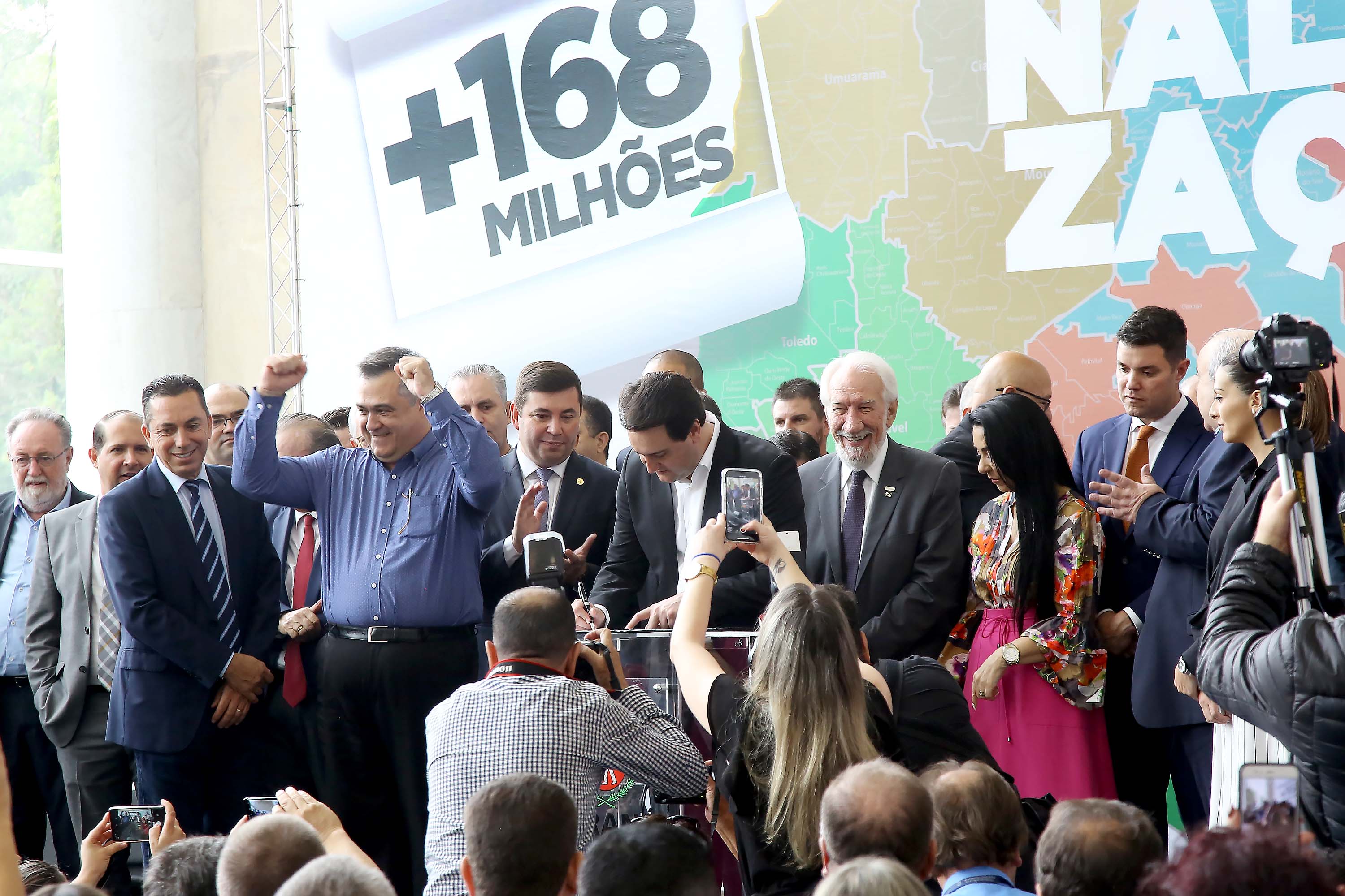 O governador Carlos Massa Ratinho Junior recebeu nesta quarta-feira (11), no Palácio Iguaçu, prefeitos de municípios de diversas regiões do Estado. No encontro foram assinados convênios para liberação de recursos destinados a ações na área da saúde. Os convênios foram assinados, também, pelo secretário de Estado da Saúde, Beto Preto. Curitiba,11/12/2109 Foto:Jaelson Lucas / AEN