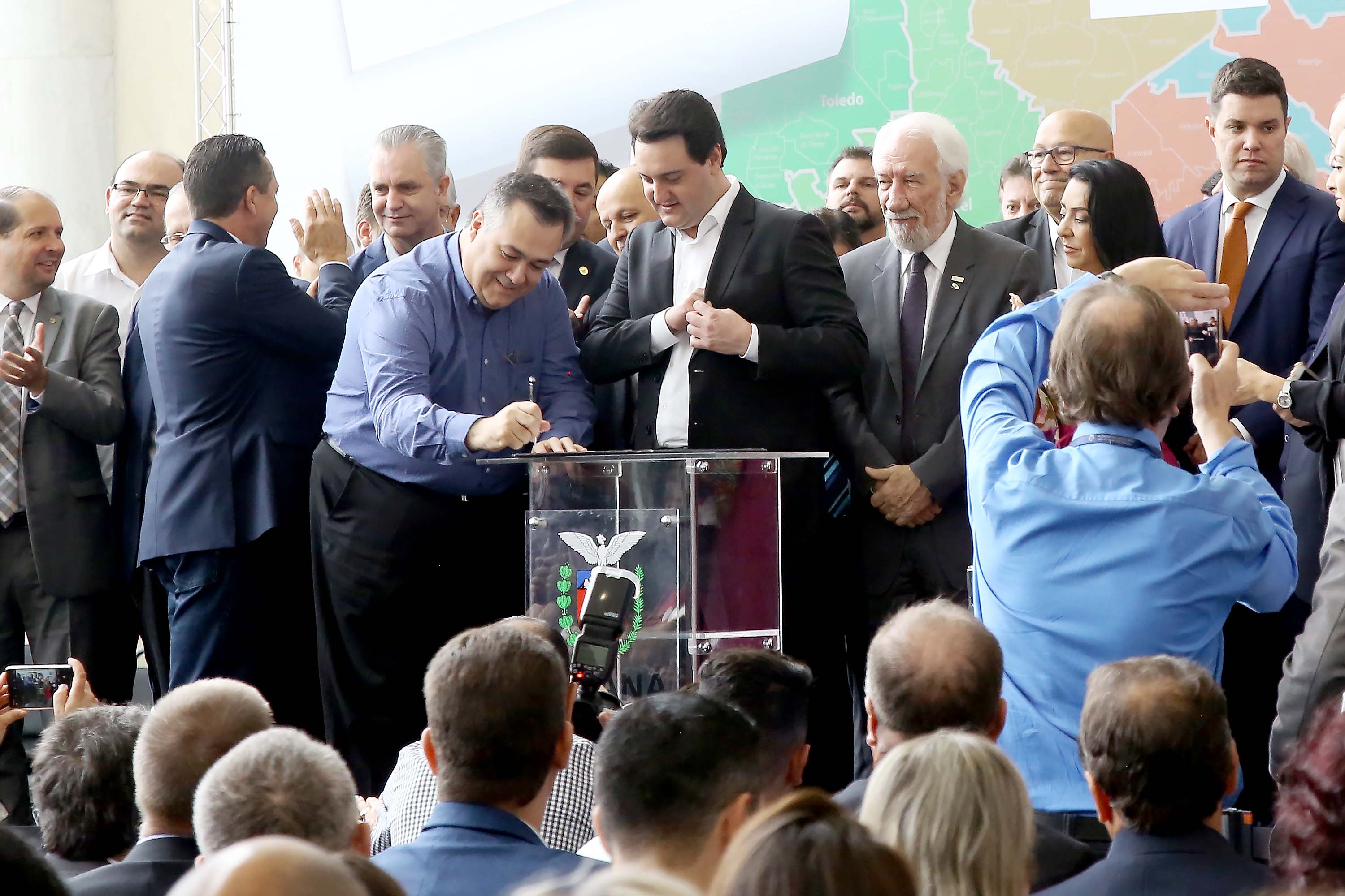 O governador Carlos Massa Ratinho Junior recebeu nesta quarta-feira (11), no Palácio Iguaçu, prefeitos de municípios de diversas regiões do Estado. No encontro foram assinados convênios para liberação de recursos destinados a ações na área da saúde. Os convênios foram assinados, também, pelo secretário de Estado da Saúde, Beto Preto. Curitiba,11/12/2109 Foto:Jaelson Lucas / AEN
