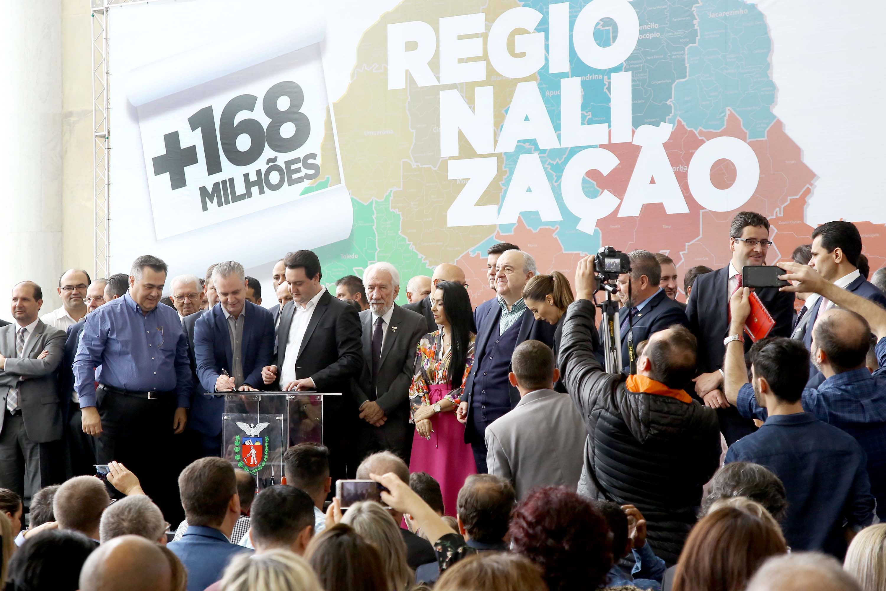 O governador Carlos Massa Ratinho Junior recebeu nesta quarta-feira (11), no Palácio Iguaçu, prefeitos de municípios de diversas regiões do Estado. No encontro foram assinados convênios para liberação de recursos destinados a ações na área da saúde. Os convênios foram assinados, também, pelo secretário de Estado da Saúde, Beto Preto. Curitiba,11/12/2109 Foto:Jaelson Lucas / AEN
