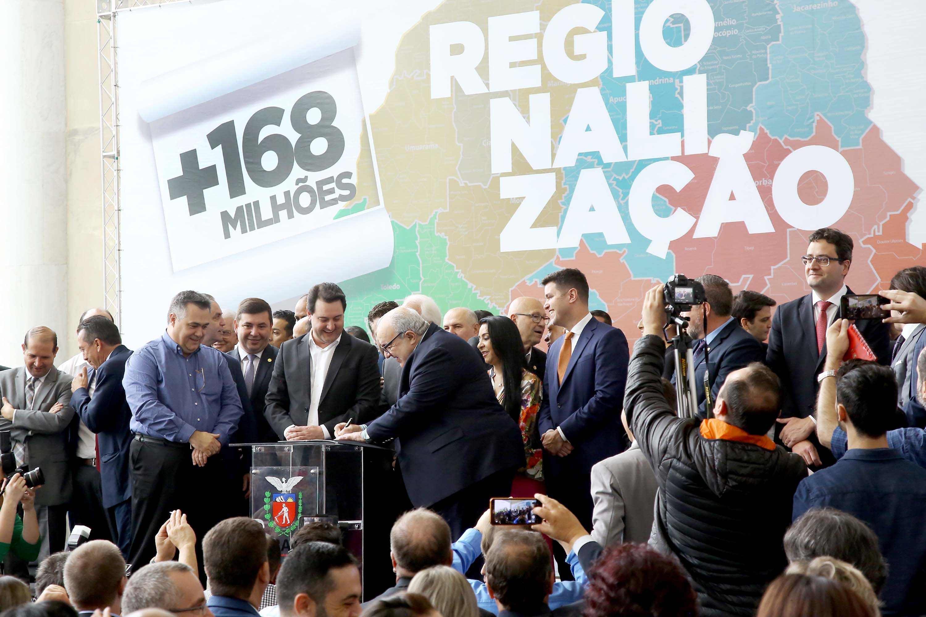O governador Carlos Massa Ratinho Junior recebeu nesta quarta-feira (11), no Palácio Iguaçu, prefeitos de municípios de diversas regiões do Estado. No encontro foram assinados convênios para liberação de recursos destinados a ações na área da saúde. Os convênios foram assinados, também, pelo secretário de Estado da Saúde, Beto Preto. Curitiba,11/12/2109 Foto:Jaelson Lucas / AEN
