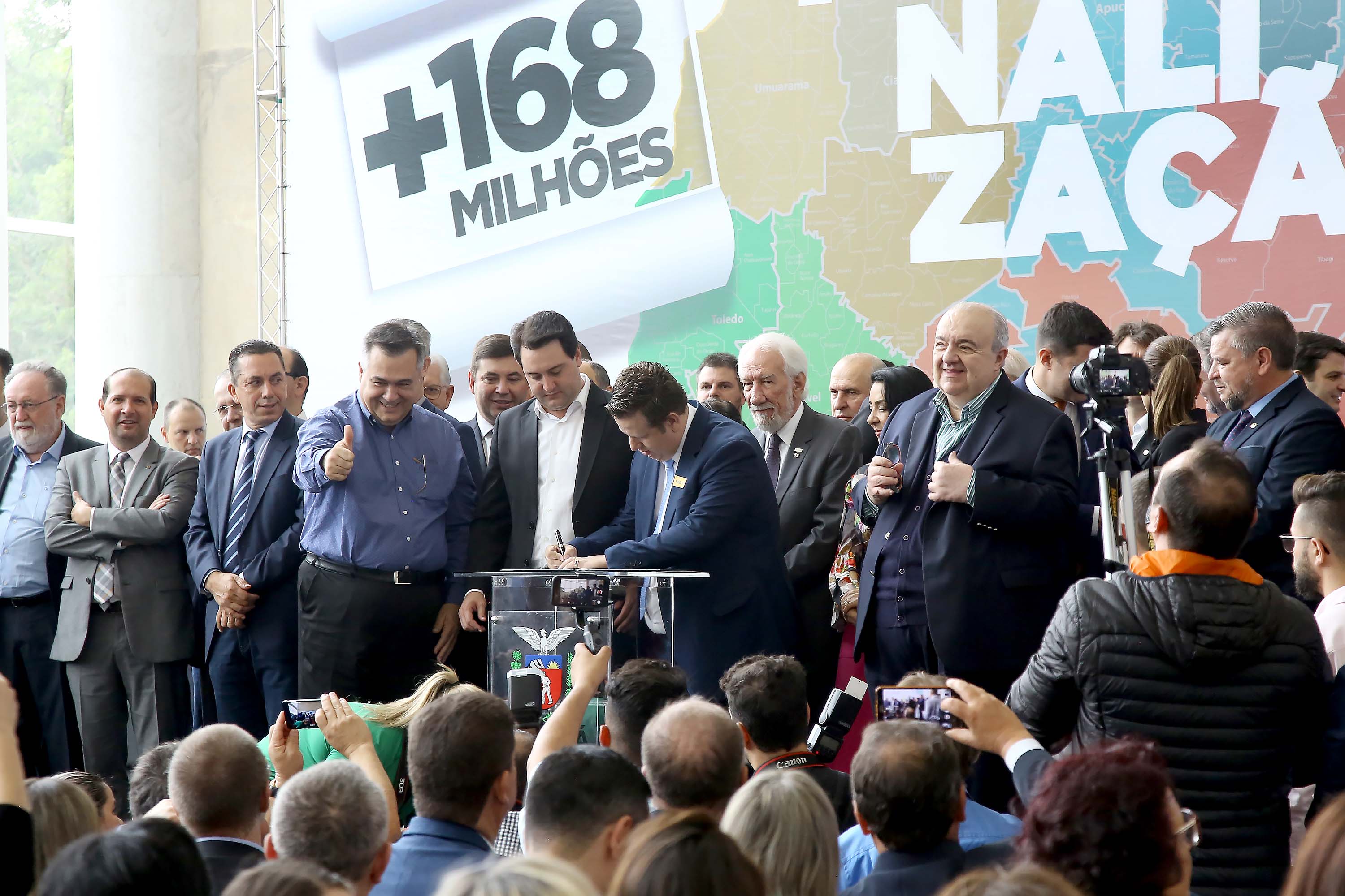 O governador Carlos Massa Ratinho Junior recebeu nesta quarta-feira (11), no Palácio Iguaçu, prefeitos de municípios de diversas regiões do Estado. No encontro foram assinados convênios para liberação de recursos destinados a ações na área da saúde. Os convênios foram assinados, também, pelo secretário de Estado da Saúde, Beto Preto. Curitiba,11/12/2109 Foto:Jaelson Lucas / AEN