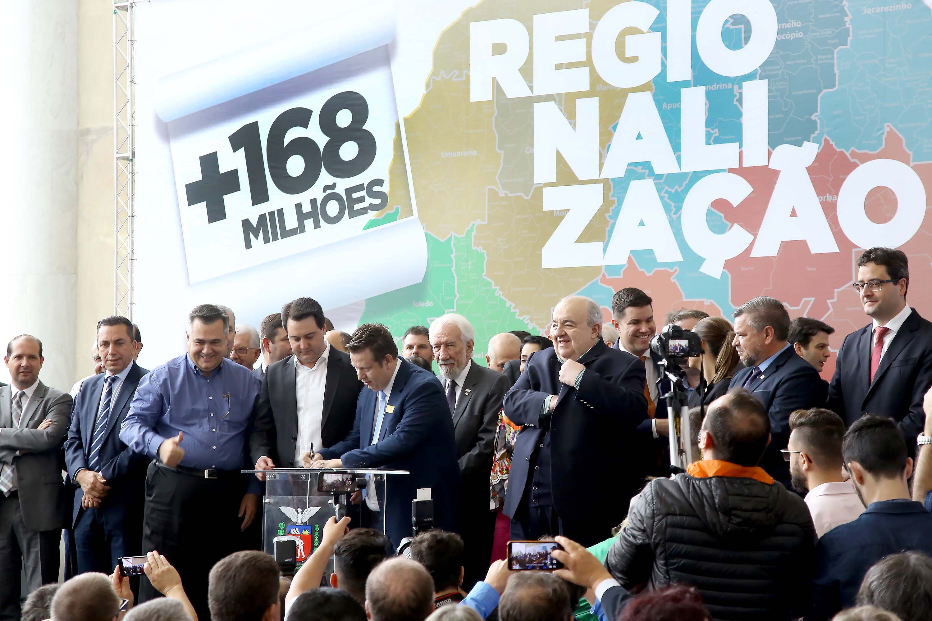 O governador Carlos Massa Ratinho Junior recebeu nesta quarta-feira (11), no Palácio Iguaçu, prefeitos de municípios de diversas regiões do Estado. No encontro foram assinados convênios para liberação de recursos destinados a ações na área da saúde. Os convênios foram assinados, também, pelo secretário de Estado da Saúde, Beto Preto. Curitiba,11/12/2109 Foto:Jaelson Lucas / AEN