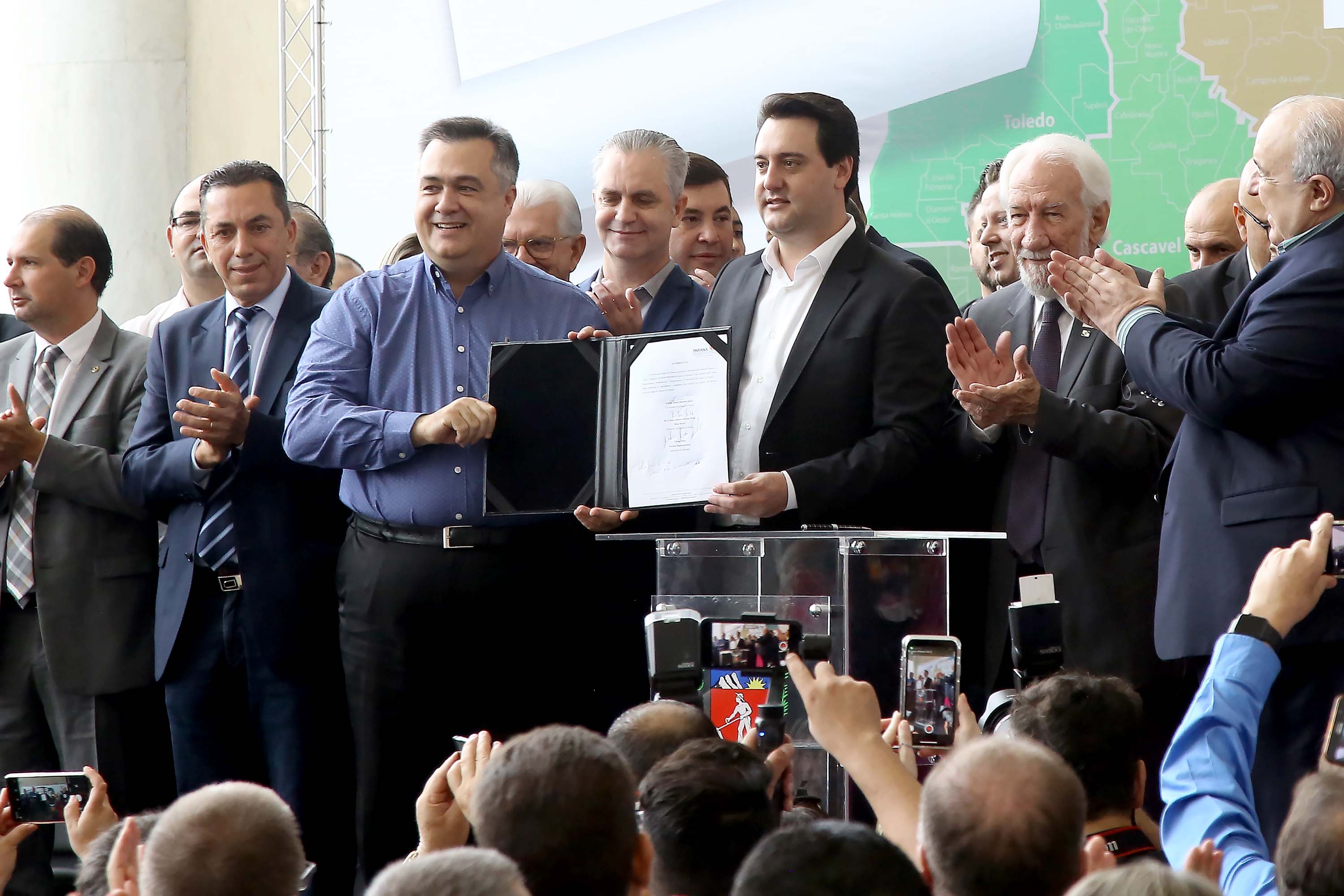 O governador Carlos Massa Ratinho Junior recebeu nesta quarta-feira (11), no Palácio Iguaçu, prefeitos de municípios de diversas regiões do Estado. No encontro foram assinados convênios para liberação de recursos destinados a ações na área da saúde. Os convênios foram assinados, também, pelo secretário de Estado da Saúde, Beto Preto. Curitiba,11/12/2109 Foto:Jaelson Lucas / AEN