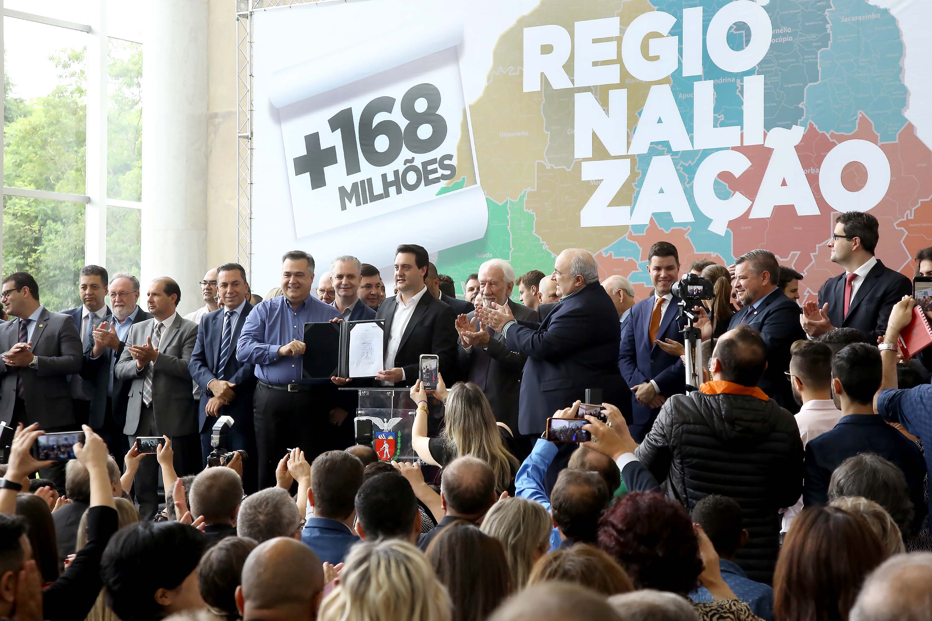 O governador Carlos Massa Ratinho Junior recebeu nesta quarta-feira (11), no Palácio Iguaçu, prefeitos de municípios de diversas regiões do Estado. No encontro foram assinados convênios para liberação de recursos destinados a ações na área da saúde. Os convênios foram assinados, também, pelo secretário de Estado da Saúde, Beto Preto. Curitiba,11/12/2109 Foto:Jaelson Lucas / AEN