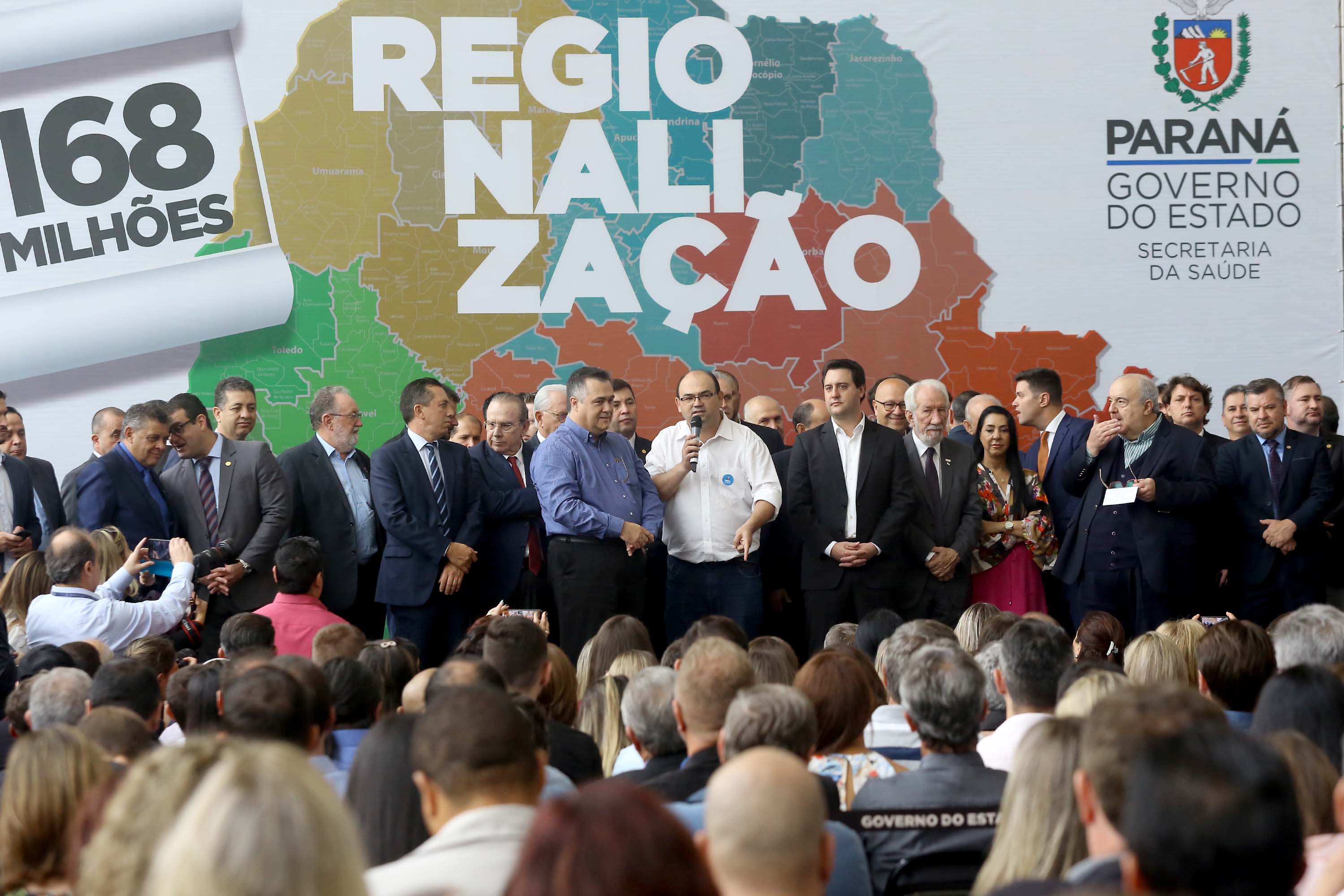 O governador Carlos Massa Ratinho Junior recebeu nesta quarta-feira (11), no Palácio Iguaçu, prefeitos de municípios de diversas regiões do Estado. No encontro foram assinados convênios para liberação de recursos destinados a ações na área da saúde. Os convênios foram assinados, também, pelo secretário de Estado da Saúde, Beto Preto. Curitiba,11/12/2109 Foto:Jaelson Lucas / AEN