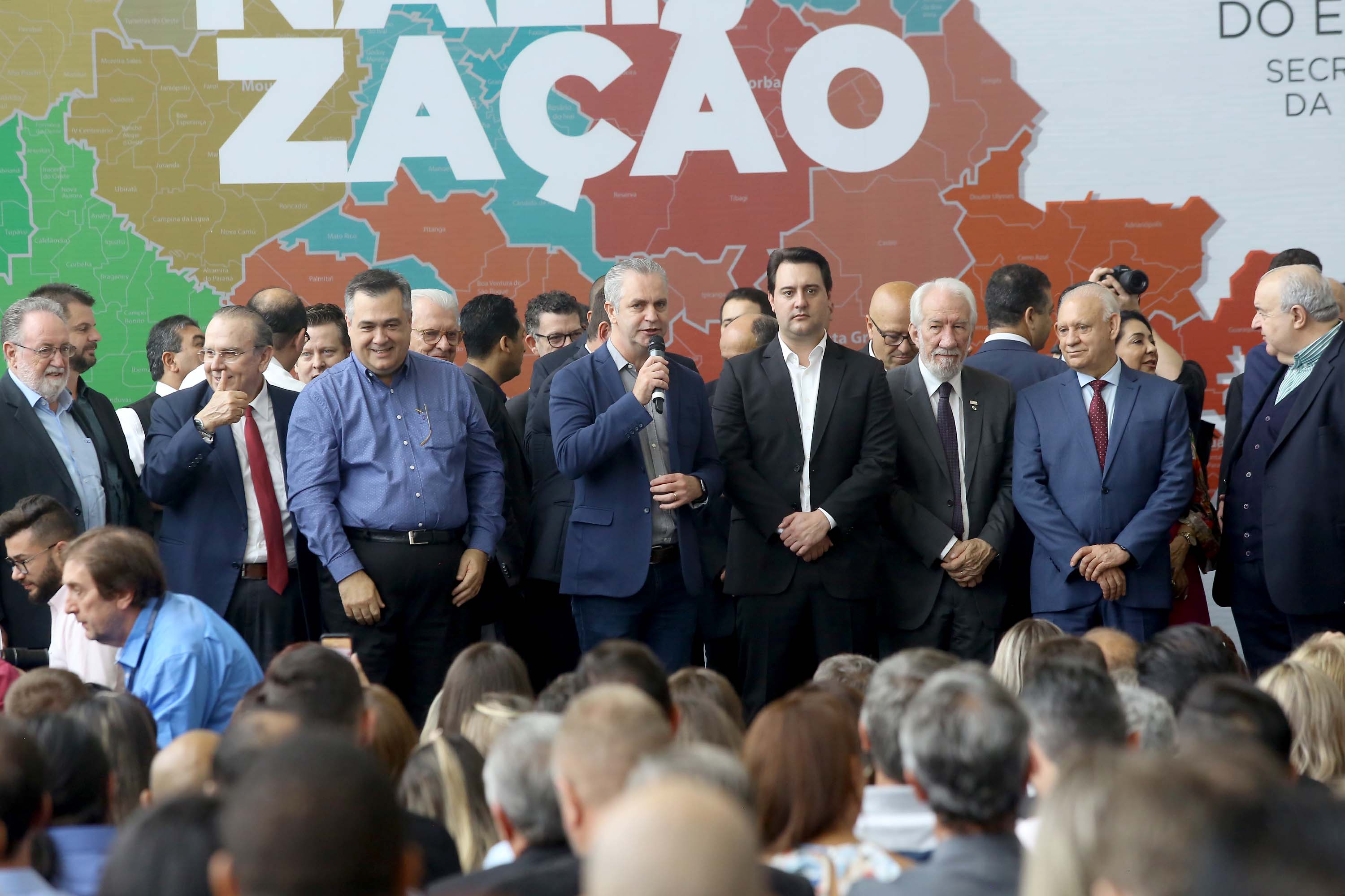O governador Carlos Massa Ratinho Junior recebeu nesta quarta-feira (11), no Palácio Iguaçu, prefeitos de municípios de diversas regiões do Estado. No encontro foram assinados convênios para liberação de recursos destinados a ações na área da saúde. Os convênios foram assinados, também, pelo secretário de Estado da Saúde, Beto Preto. Curitiba,11/12/2109 Foto:Jaelson Lucas / AEN