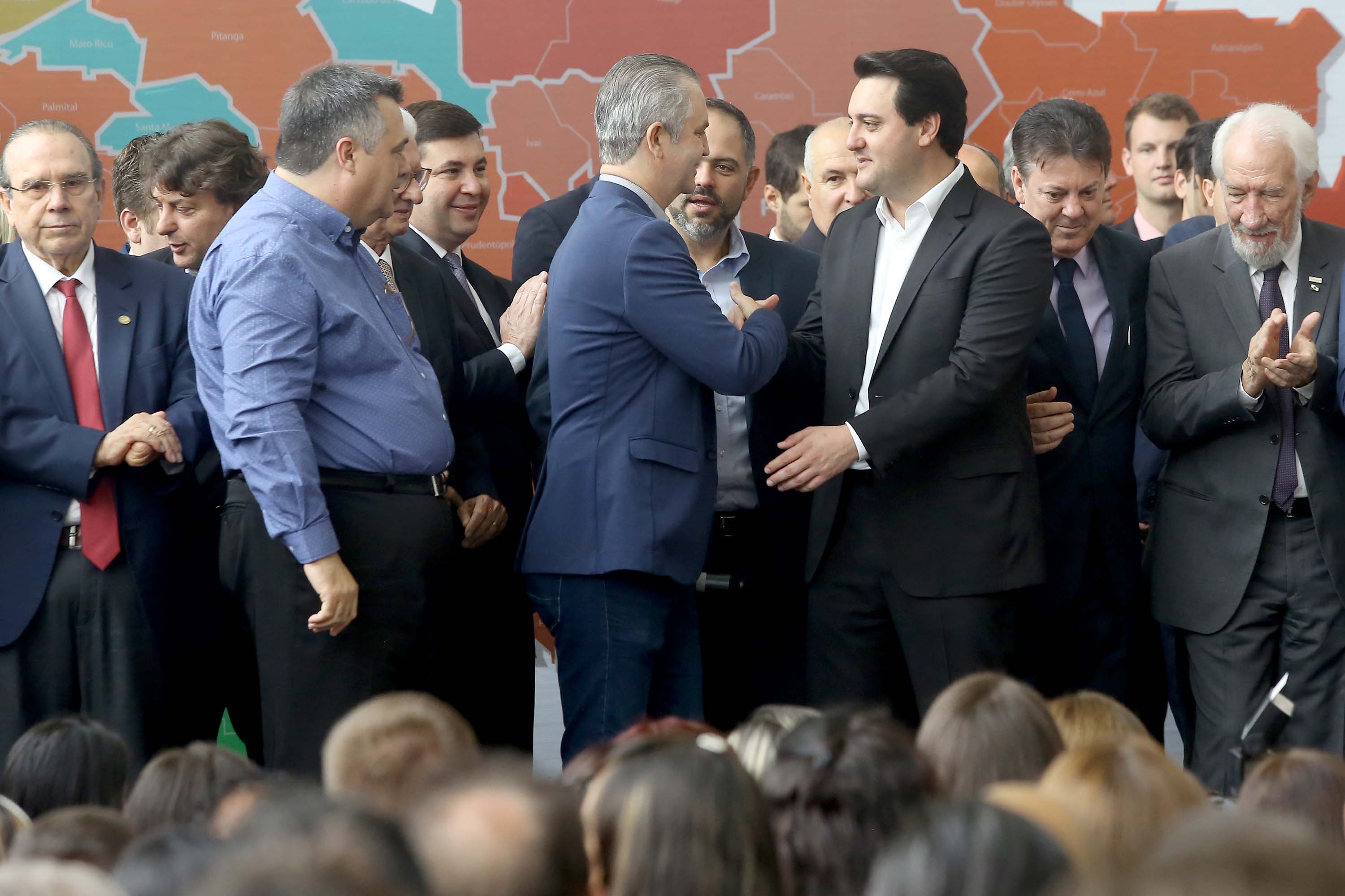 O governador Carlos Massa Ratinho Junior recebeu nesta quarta-feira (11), no Palácio Iguaçu, prefeitos de municípios de diversas regiões do Estado. No encontro foram assinados convênios para liberação de recursos destinados a ações na área da saúde. Os convênios foram assinados, também, pelo secretário de Estado da Saúde, Beto Preto. Curitiba,11/12/2109 Foto:Jaelson Lucas / AEN