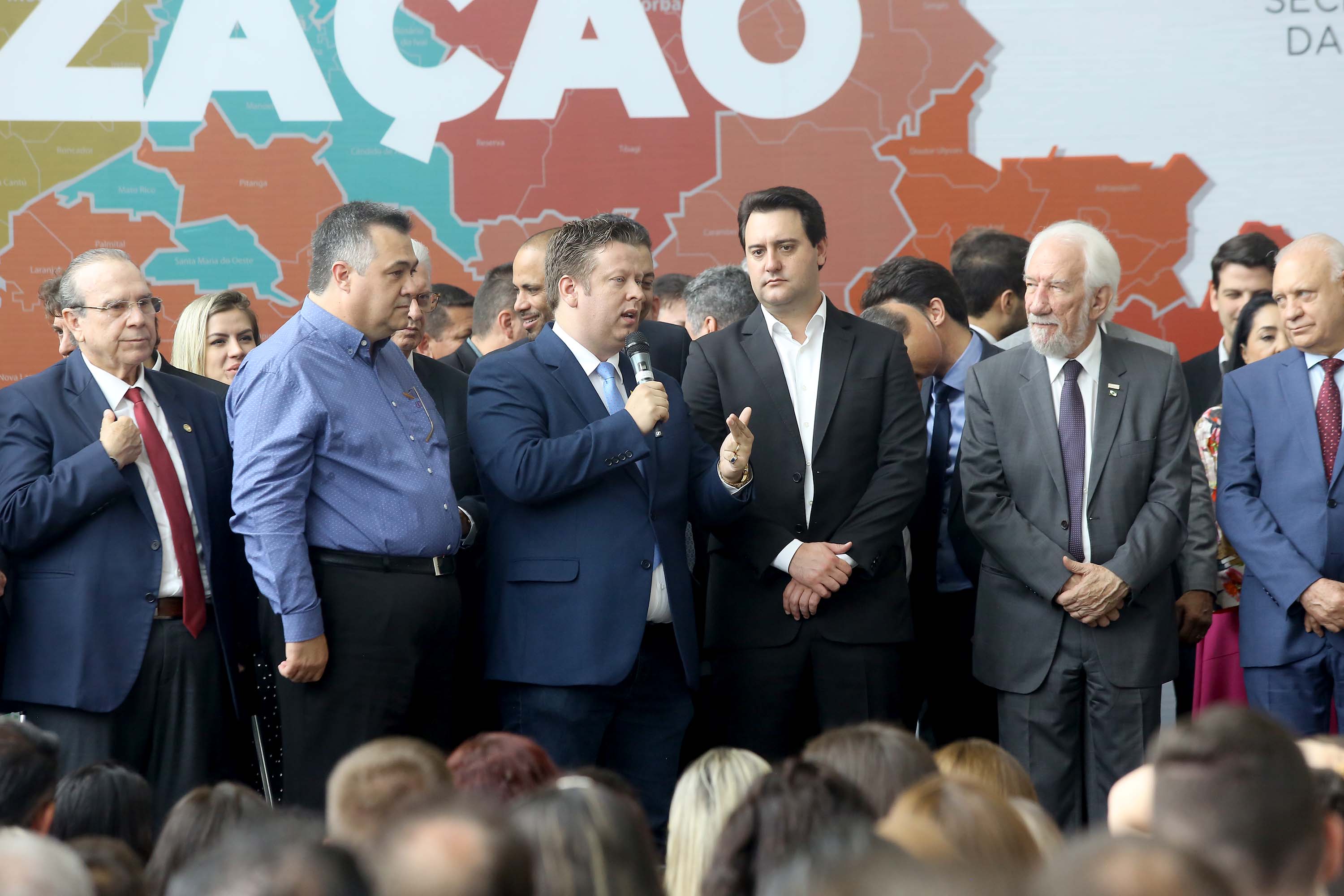 O governador Carlos Massa Ratinho Junior recebeu nesta quarta-feira (11), no Palácio Iguaçu, prefeitos de municípios de diversas regiões do Estado. No encontro foram assinados convênios para liberação de recursos destinados a ações na área da saúde. Os convênios foram assinados, também, pelo secretário de Estado da Saúde, Beto Preto. Curitiba,11/12/2109 Foto:Jaelson Lucas / AEN