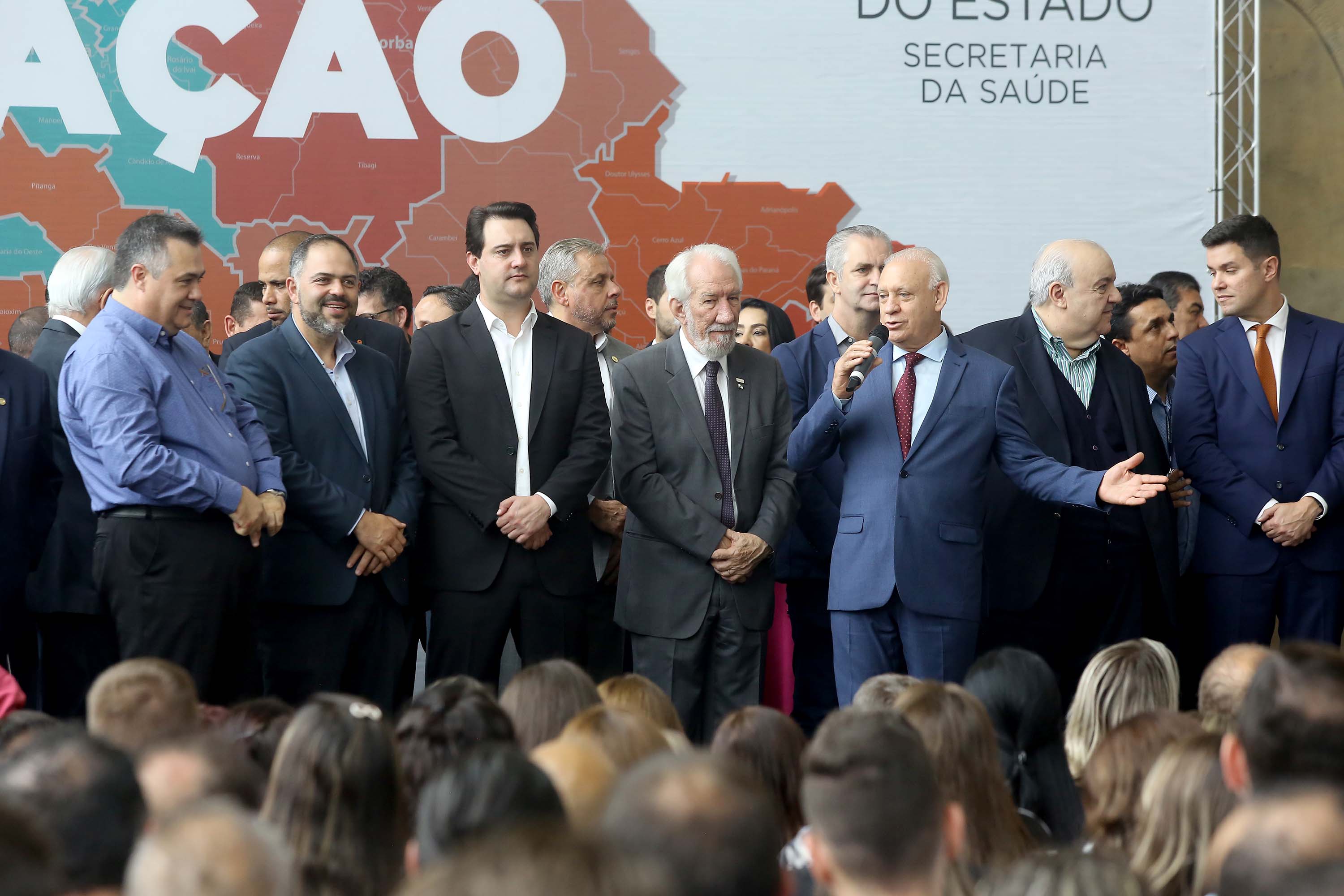 O governador Carlos Massa Ratinho Junior recebeu nesta quarta-feira (11), no Palácio Iguaçu, prefeitos de municípios de diversas regiões do Estado. No encontro foram assinados convênios para liberação de recursos destinados a ações na área da saúde. Os convênios foram assinados, também, pelo secretário de Estado da Saúde, Beto Preto. Curitiba,11/12/2109 Foto:Jaelson Lucas / AEN