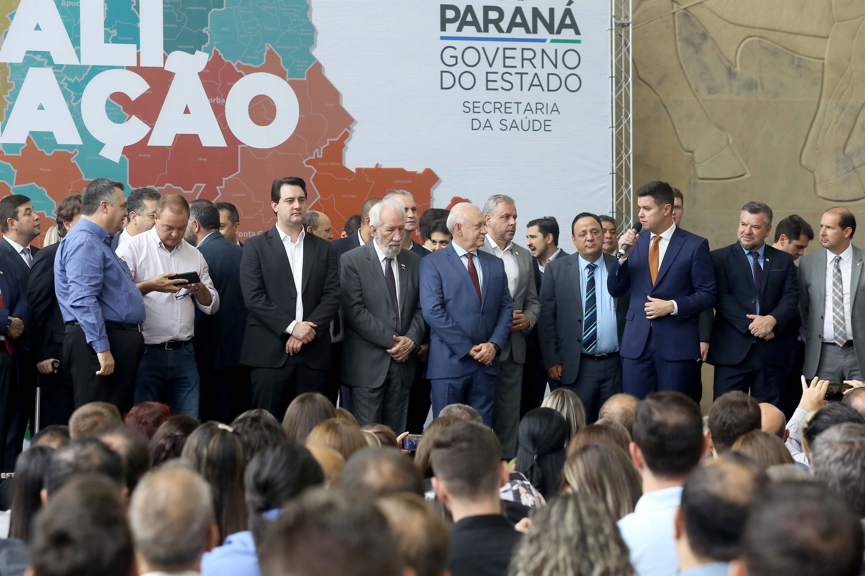 O governador Carlos Massa Ratinho Junior recebeu nesta quarta-feira (11), no Palácio Iguaçu, prefeitos de municípios de diversas regiões do Estado. No encontro foram assinados convênios para liberação de recursos destinados a ações na área da saúde. Os convênios foram assinados, também, pelo secretário de Estado da Saúde, Beto Preto. Curitiba,11/12/2109 Foto:Jaelson Lucas / AEN