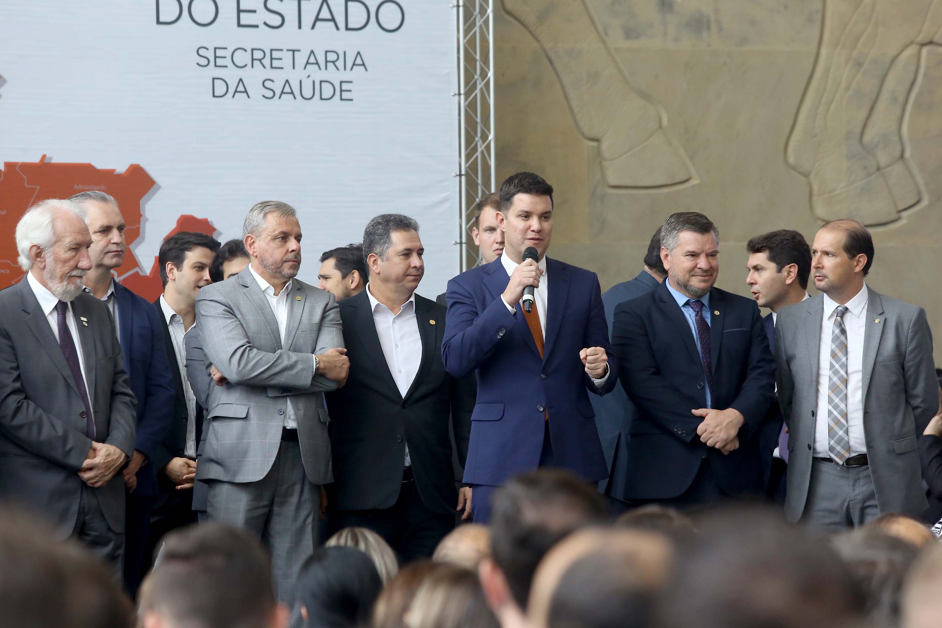 O governador Carlos Massa Ratinho Junior recebeu nesta quarta-feira (11), no Palácio Iguaçu, prefeitos de municípios de diversas regiões do Estado. No encontro foram assinados convênios para liberação de recursos destinados a ações na área da saúde. Os convênios foram assinados, também, pelo secretário de Estado da Saúde, Beto Preto. Curitiba,11/12/2109 Foto:Jaelson Lucas / AEN