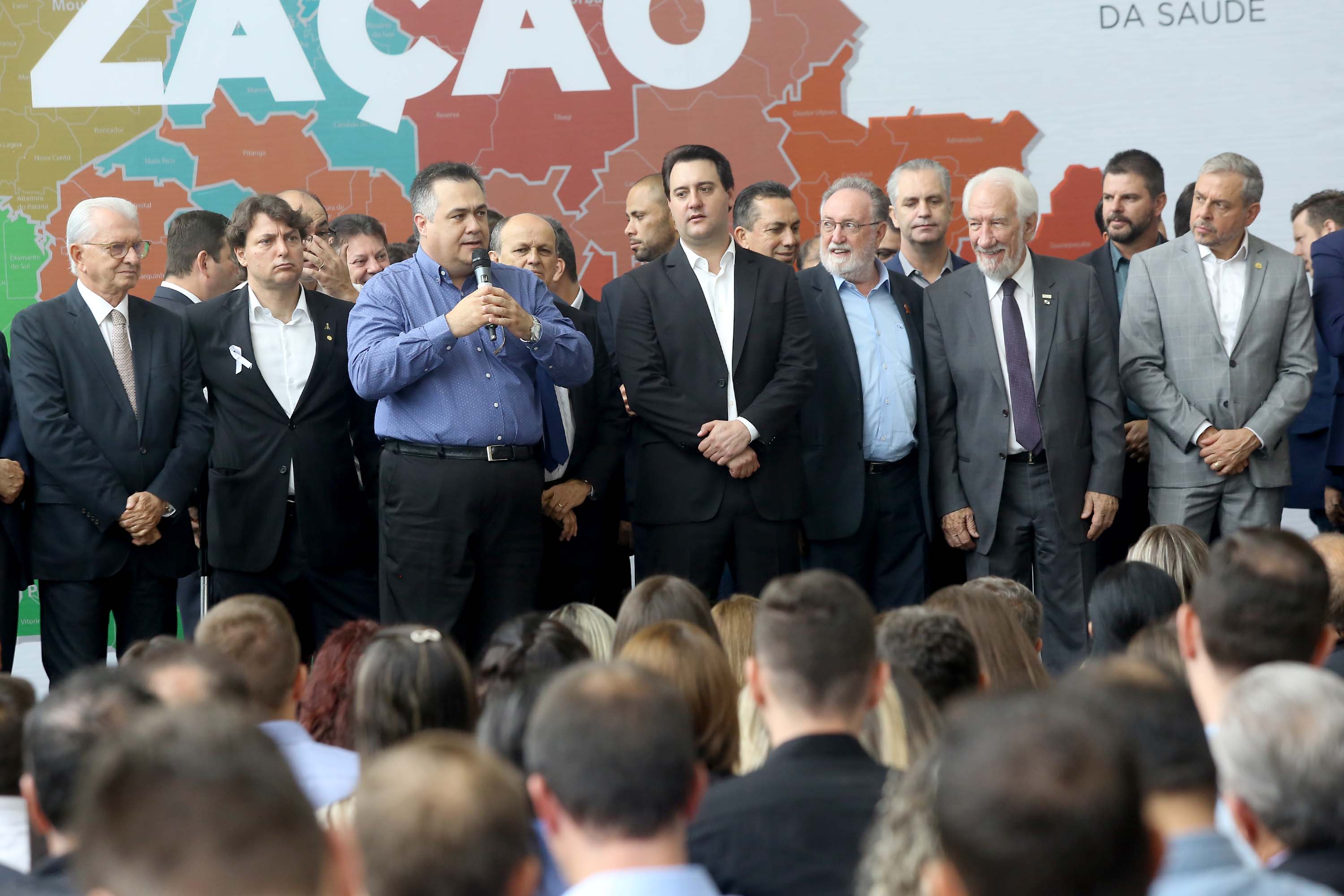 O governador Carlos Massa Ratinho Junior recebeu nesta quarta-feira (11), no Palácio Iguaçu, prefeitos de municípios de diversas regiões do Estado. No encontro foram assinados convênios para liberação de recursos destinados a ações na área da saúde. Os convênios foram assinados, também, pelo secretário de Estado da Saúde, Beto Preto. Curitiba,11/12/2109 Foto:Jaelson Lucas / AEN