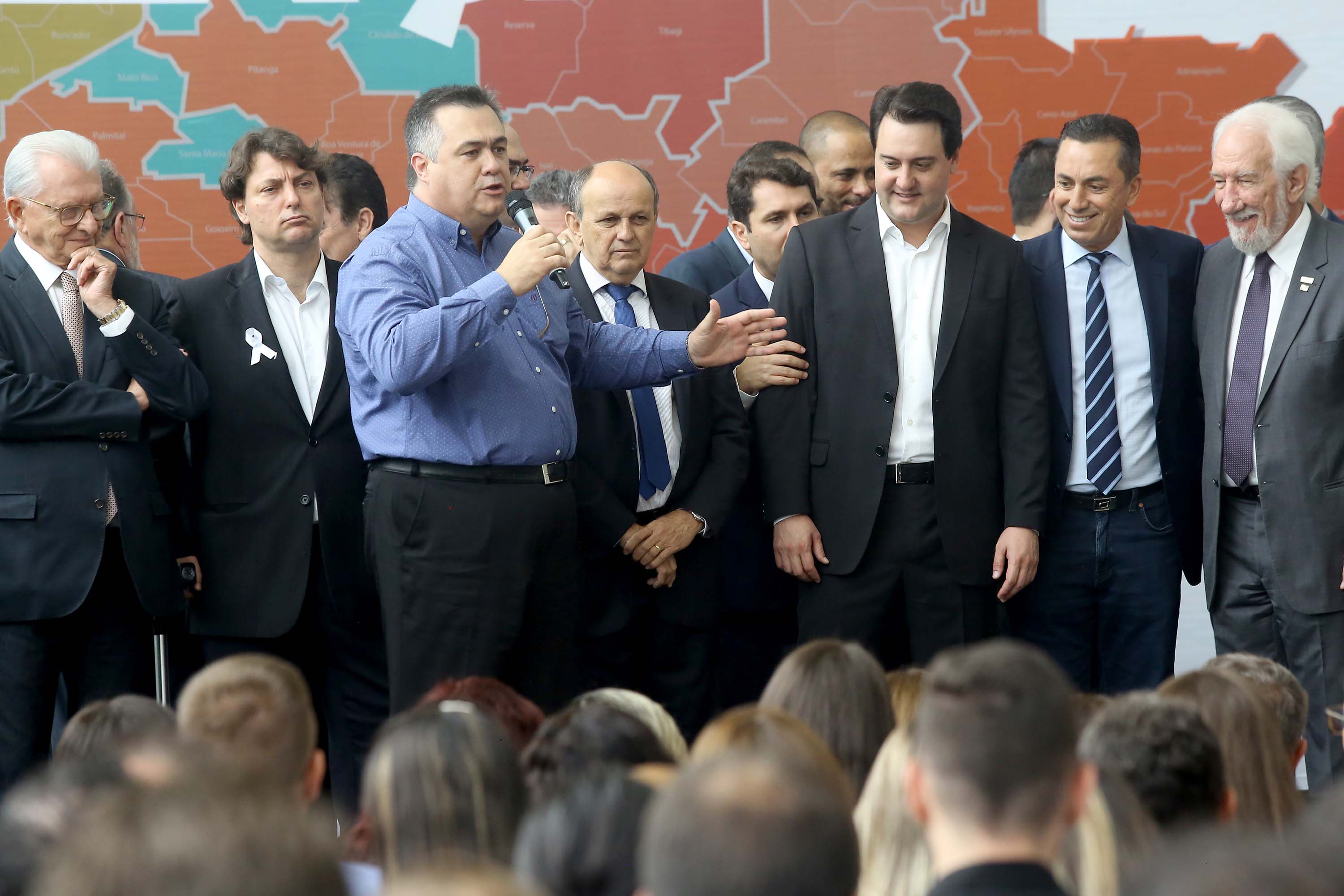 O governador Carlos Massa Ratinho Junior recebeu nesta quarta-feira (11), no Palácio Iguaçu, prefeitos de municípios de diversas regiões do Estado. No encontro foram assinados convênios para liberação de recursos destinados a ações na área da saúde. Os convênios foram assinados, também, pelo secretário de Estado da Saúde, Beto Preto. Curitiba,11/12/2109 Foto:Jaelson Lucas / AEN