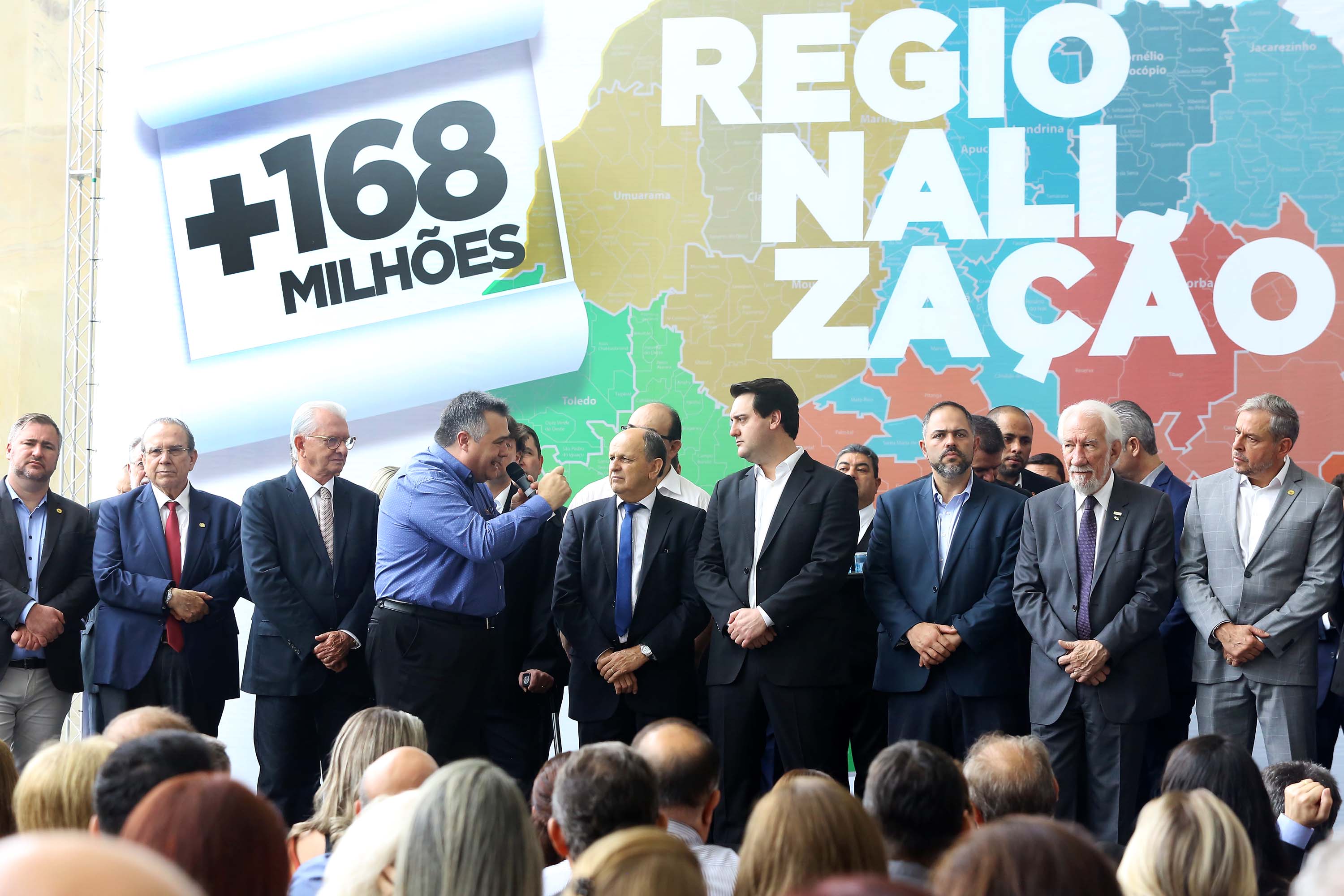 O governador Carlos Massa Ratinho Junior recebeu nesta quarta-feira (11), no Palácio Iguaçu, prefeitos de municípios de diversas regiões do Estado. No encontro foram assinados convênios para liberação de recursos destinados a ações na área da saúde. Os convênios foram assinados, também, pelo secretário de Estado da Saúde, Beto Preto. Curitiba,11/12/2109 Foto:Jaelson Lucas / AEN