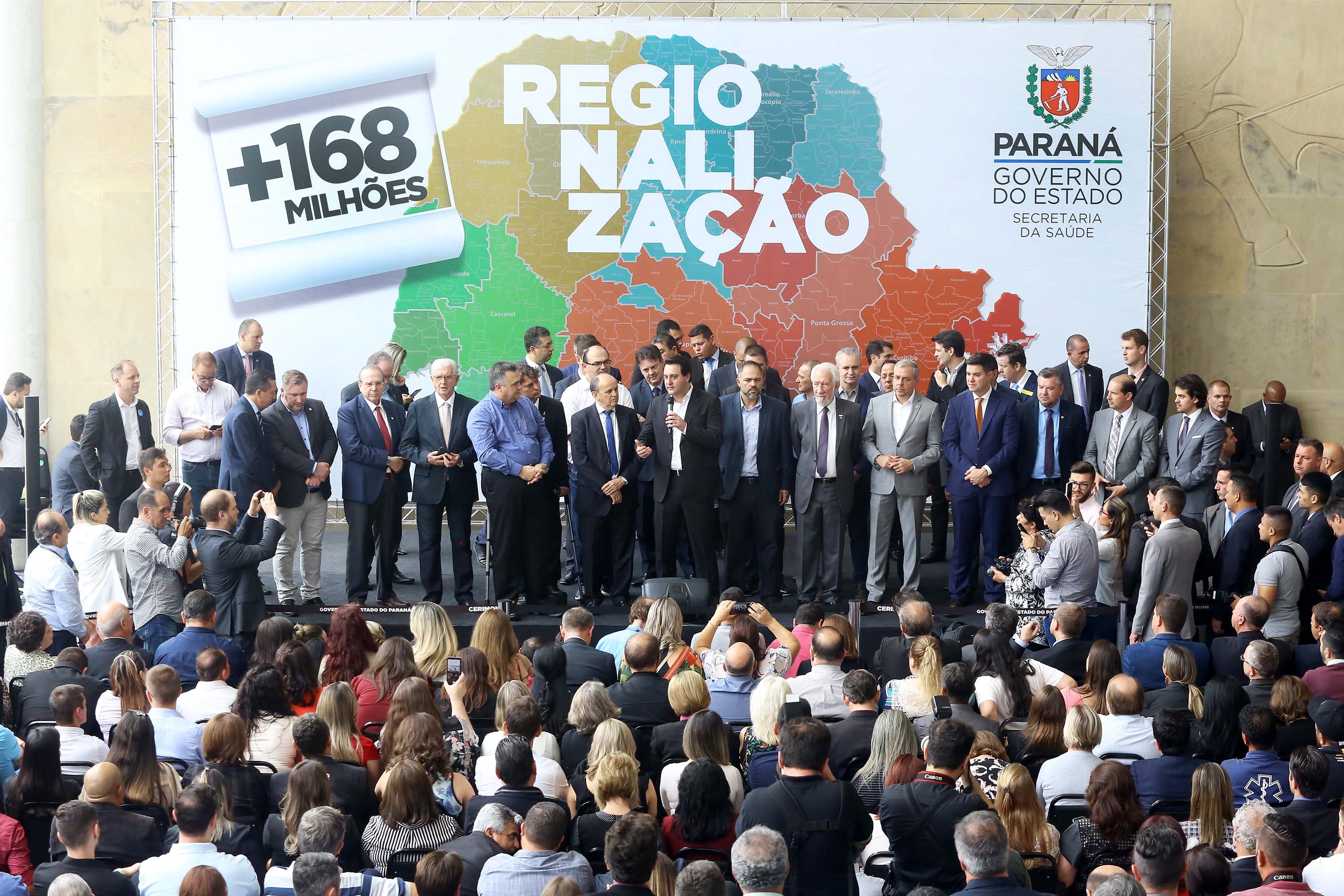 O governador Carlos Massa Ratinho Junior recebeu nesta quarta-feira (11), no Palácio Iguaçu, prefeitos de municípios de diversas regiões do Estado. No encontro foram assinados convênios para liberação de recursos destinados a ações na área da saúde. Os convênios foram assinados, também, pelo secretário de Estado da Saúde, Beto Preto. Curitiba,11/12/2109 Foto:Jaelson Lucas / AEN