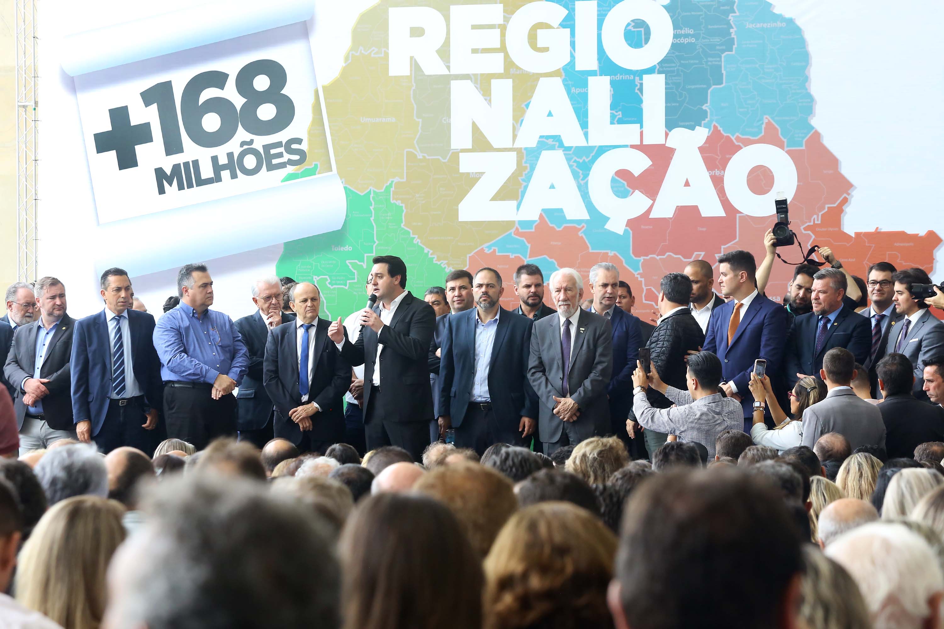 O governador Carlos Massa Ratinho Junior recebeu nesta quarta-feira (11), no Palácio Iguaçu, prefeitos de municípios de diversas regiões do Estado. No encontro foram assinados convênios para liberação de recursos destinados a ações na área da saúde. Os convênios foram assinados, também, pelo secretário de Estado da Saúde, Beto Preto. Curitiba,11/12/2109 Foto:Jaelson Lucas / AEN