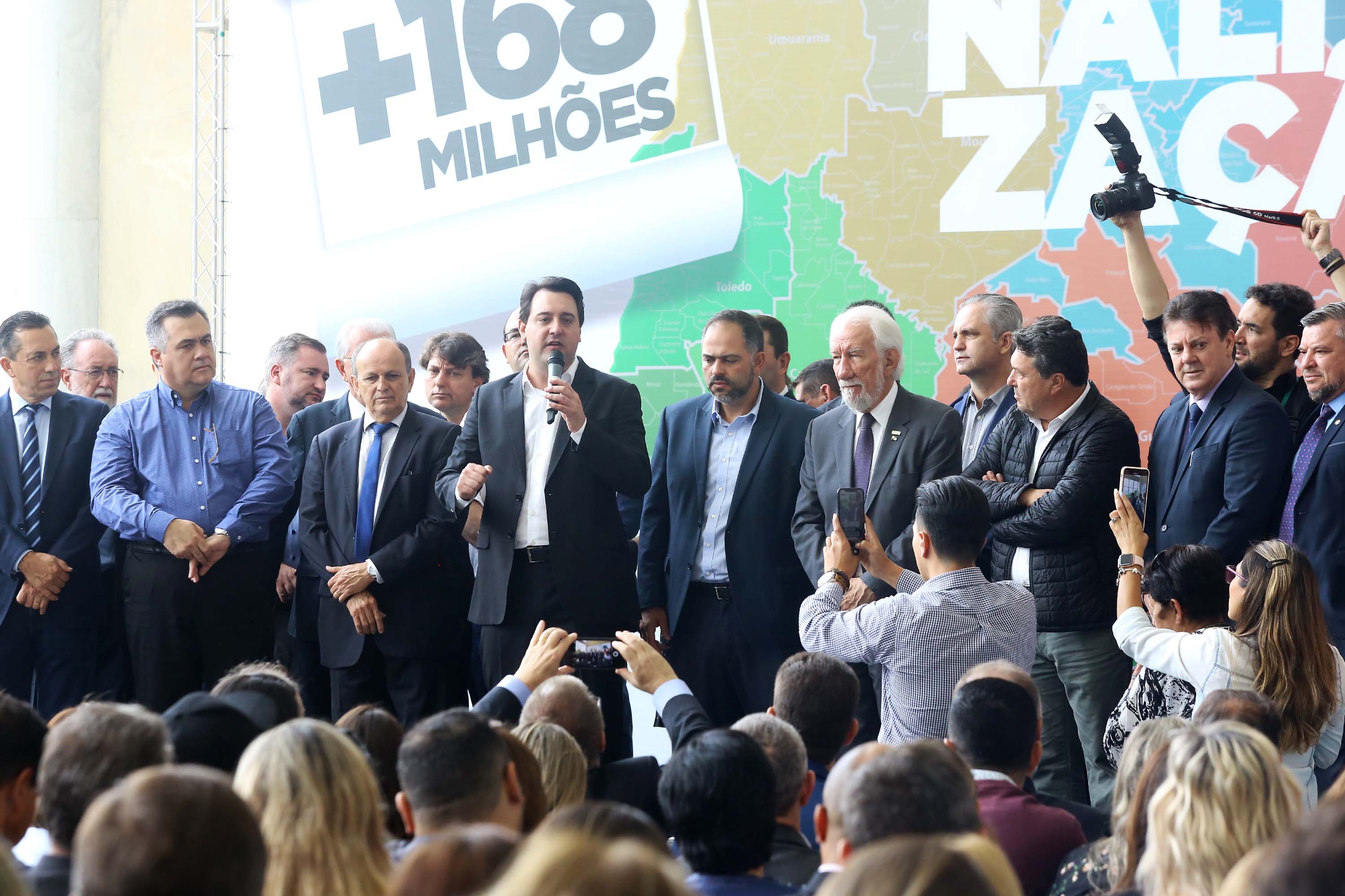 O governador Carlos Massa Ratinho Junior recebeu nesta quarta-feira (11), no Palácio Iguaçu, prefeitos de municípios de diversas regiões do Estado. No encontro foram assinados convênios para liberação de recursos destinados a ações na área da saúde. Os convênios foram assinados, também, pelo secretário de Estado da Saúde, Beto Preto. Curitiba,11/12/2109 Foto:Jaelson Lucas / AEN