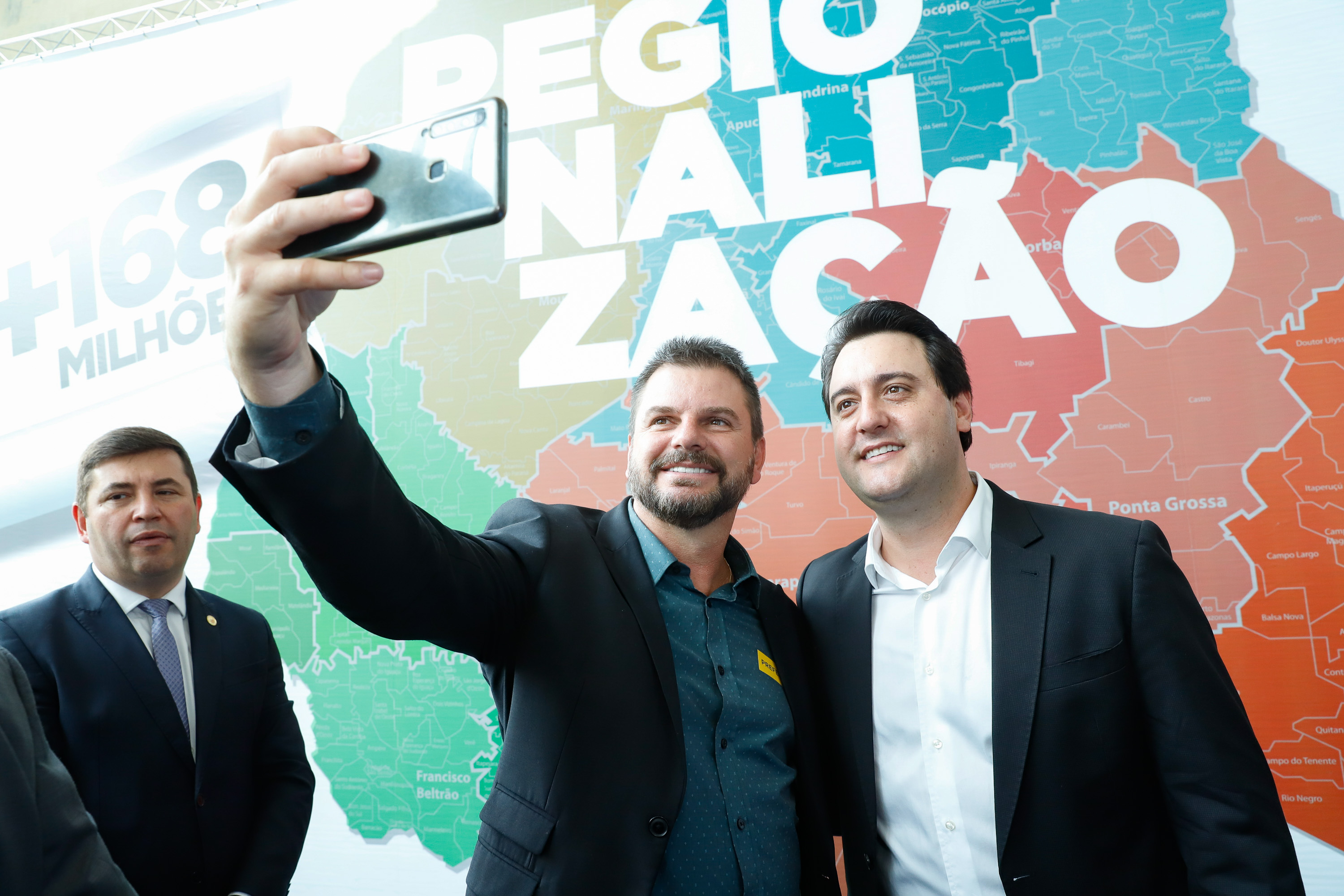 O governador Carlos Massa Ratinho Junior autorizou nesta quarta-feira (11), em cerimônia no Palácio Iguaçu, a liberação de R$ 168 milhões para a saúde pública de 297 municípios paranaenses.