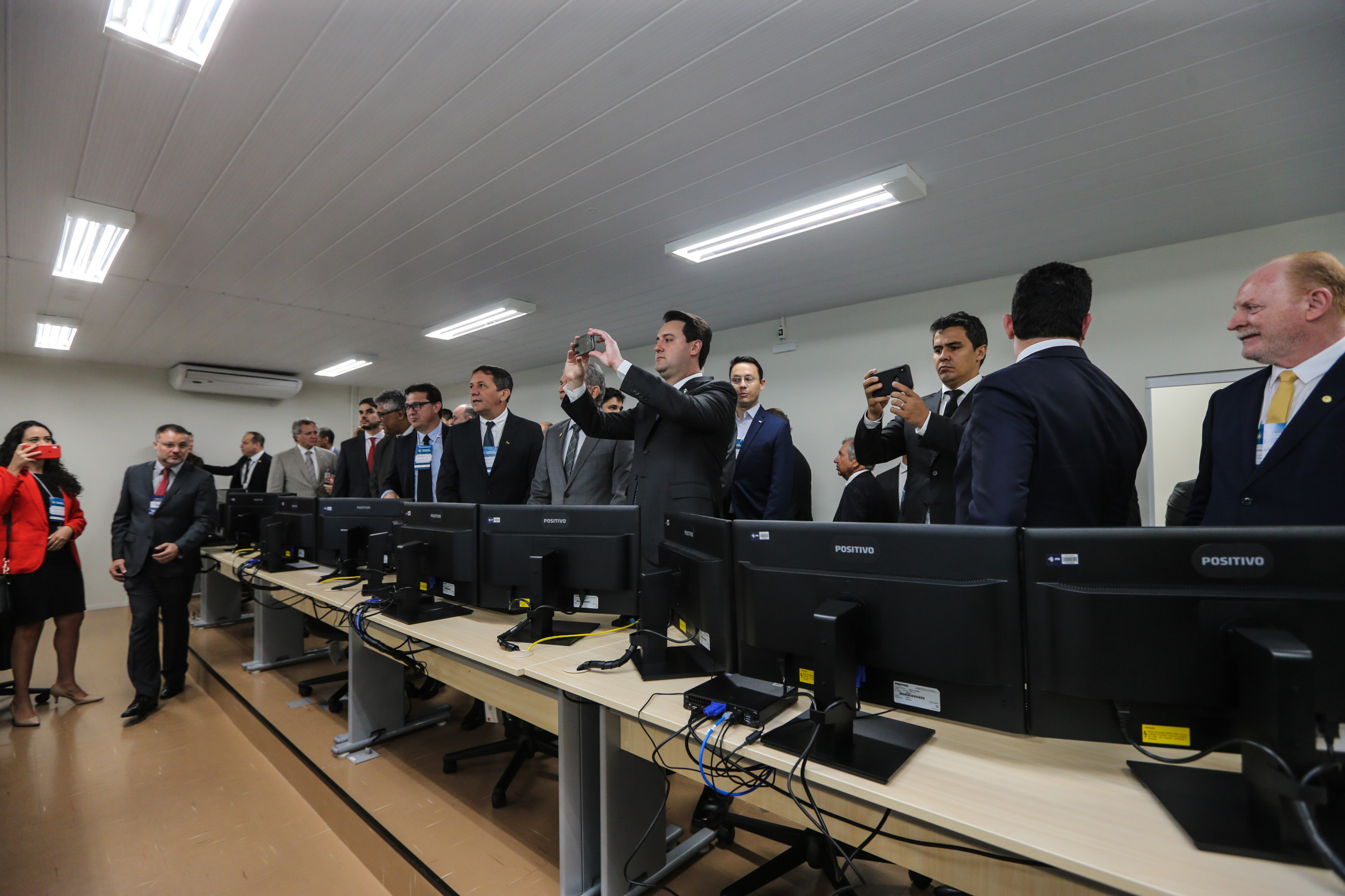 CIOF FOZ O Governador Carlos Massa Ratinho Junior e o ministro da Justiça e Segurança Pública, Sergio Moro, inauguram nesta segunda-feira (16), em Foz do Iguaçu, o Centro Integrado de Operações de Fronteira. O CIOF reforçará as ações estratégicas estaduais de combate ao tráfico e ao crime organizado. A estrutura passa a integrar o Parque Tecnológico Itaipu, na Itaipu Binacional.Foz do Iguaçu, 16/12/2019 - Foto: Geraldo Bubniak/AEN