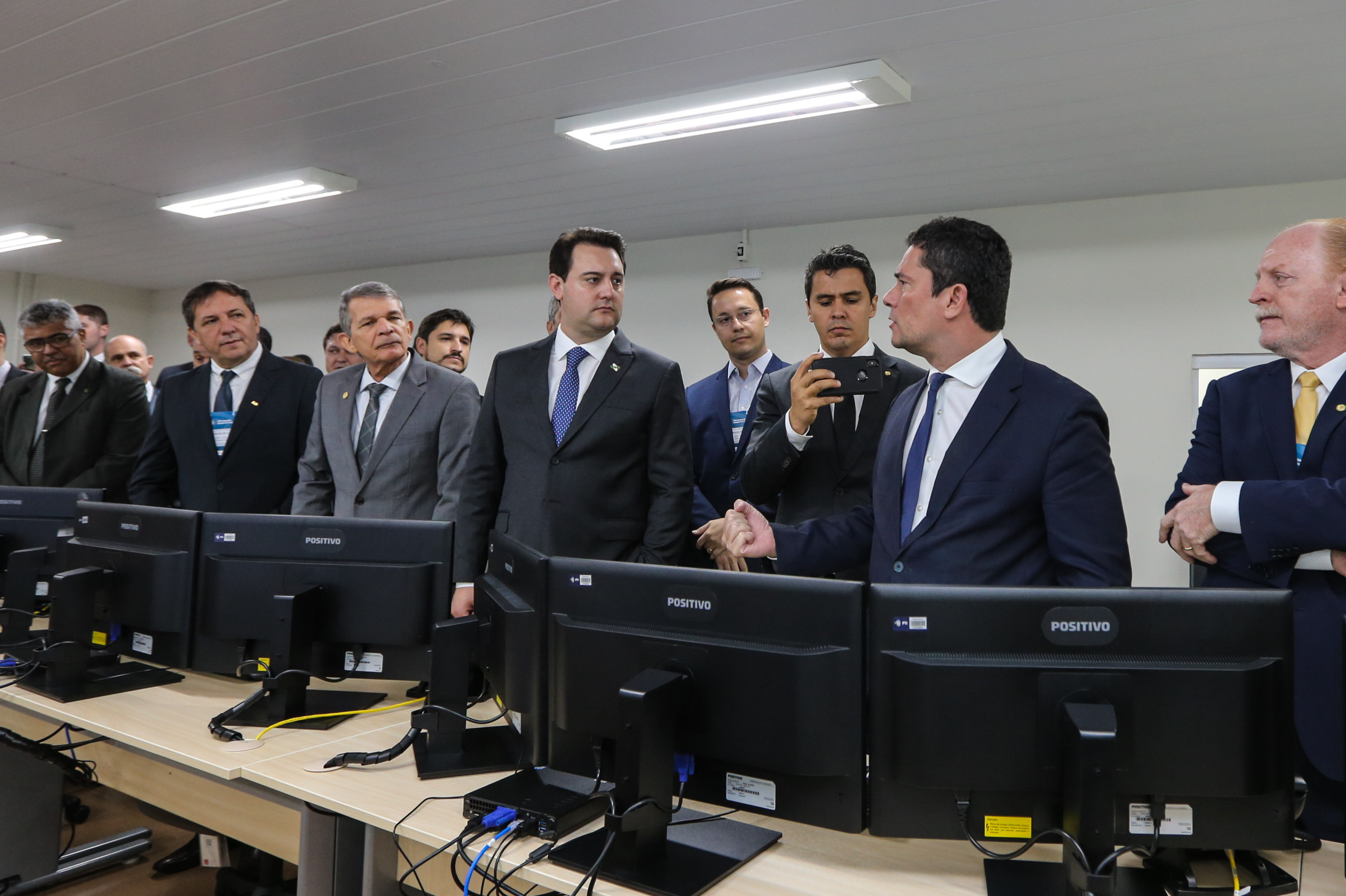 CIOF FOZ O Governador Carlos Massa Ratinho Junior e o ministro da Justiça e Segurança Pública, Sergio Moro, inauguram nesta segunda-feira (16), em Foz do Iguaçu, o Centro Integrado de Operações de Fronteira. O CIOF reforçará as ações estratégicas estaduais de combate ao tráfico e ao crime organizado. A estrutura passa a integrar o Parque Tecnológico Itaipu, na Itaipu Binacional.Foz do Iguaçu, 16/12/2019 - Foto: Geraldo Bubniak/AEN