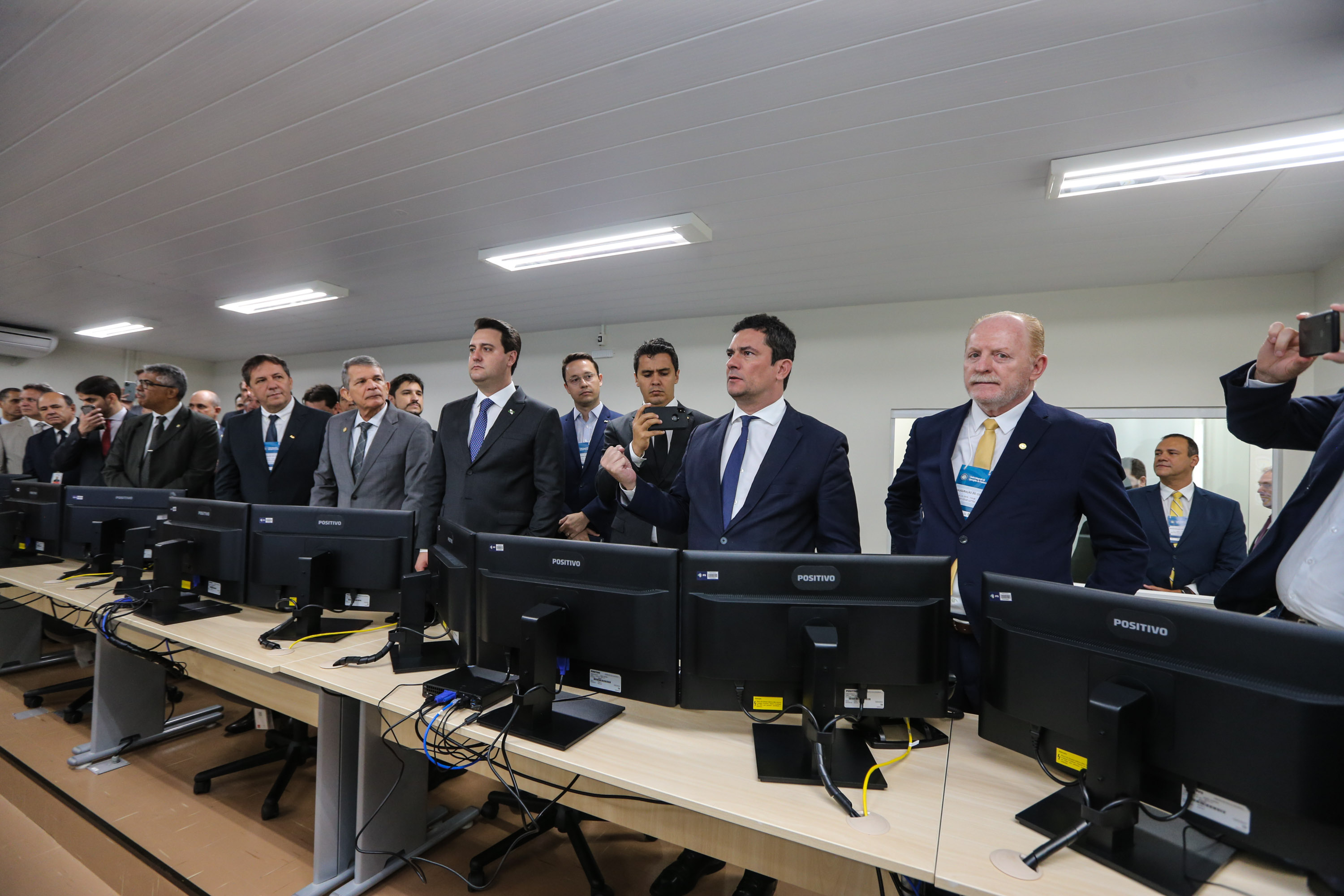 CIOF FOZ O Governador Carlos Massa Ratinho Junior e o ministro da Justiça e Segurança Pública, Sergio Moro, inauguram nesta segunda-feira (16), em Foz do Iguaçu, o Centro Integrado de Operações de Fronteira. O CIOF reforçará as ações estratégicas estaduais de combate ao tráfico e ao crime organizado. A estrutura passa a integrar o Parque Tecnológico Itaipu, na Itaipu Binacional.Foz do Iguaçu, 16/12/2019 - Foto: Geraldo Bubniak/AEN