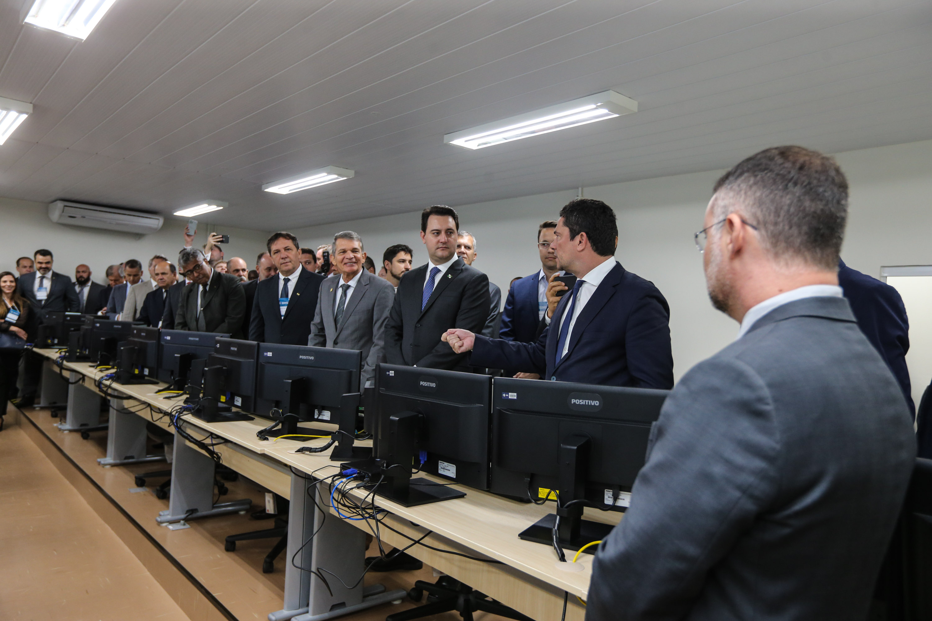 CIOF FOZ O Governador Carlos Massa Ratinho Junior e o ministro da Justiça e Segurança Pública, Sergio Moro, inauguram nesta segunda-feira (16), em Foz do Iguaçu, o Centro Integrado de Operações de Fronteira. O CIOF reforçará as ações estratégicas estaduais de combate ao tráfico e ao crime organizado. A estrutura passa a integrar o Parque Tecnológico Itaipu, na Itaipu Binacional.Foz do Iguaçu, 16/12/2019 - Foto: Geraldo Bubniak/AEN