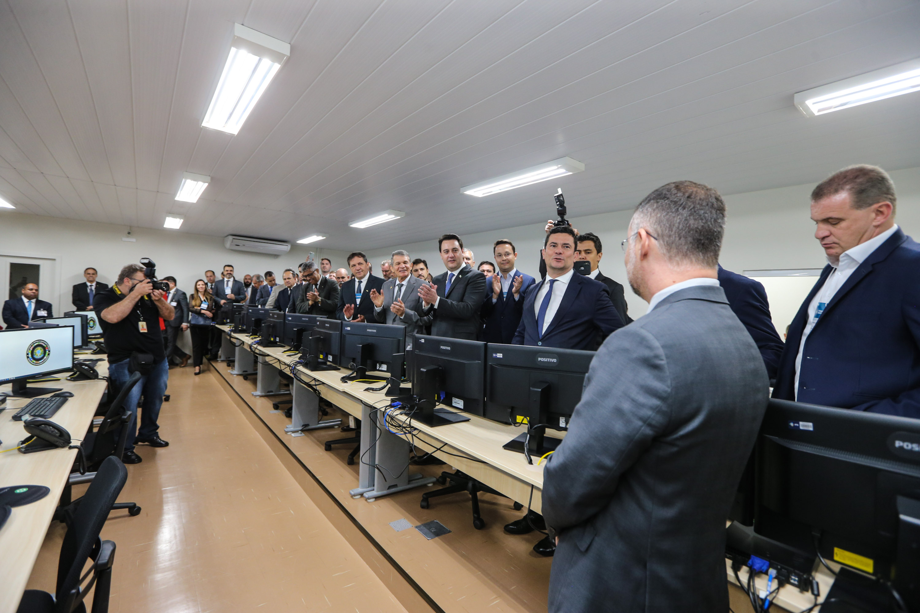 CIOF FOZ O Governador Carlos Massa Ratinho Junior e o ministro da Justiça e Segurança Pública, Sergio Moro, inauguram nesta segunda-feira (16), em Foz do Iguaçu, o Centro Integrado de Operações de Fronteira. O CIOF reforçará as ações estratégicas estaduais de combate ao tráfico e ao crime organizado. A estrutura passa a integrar o Parque Tecnológico Itaipu, na Itaipu Binacional.Foz do Iguaçu, 16/12/2019 - Foto: Geraldo Bubniak/AEN
