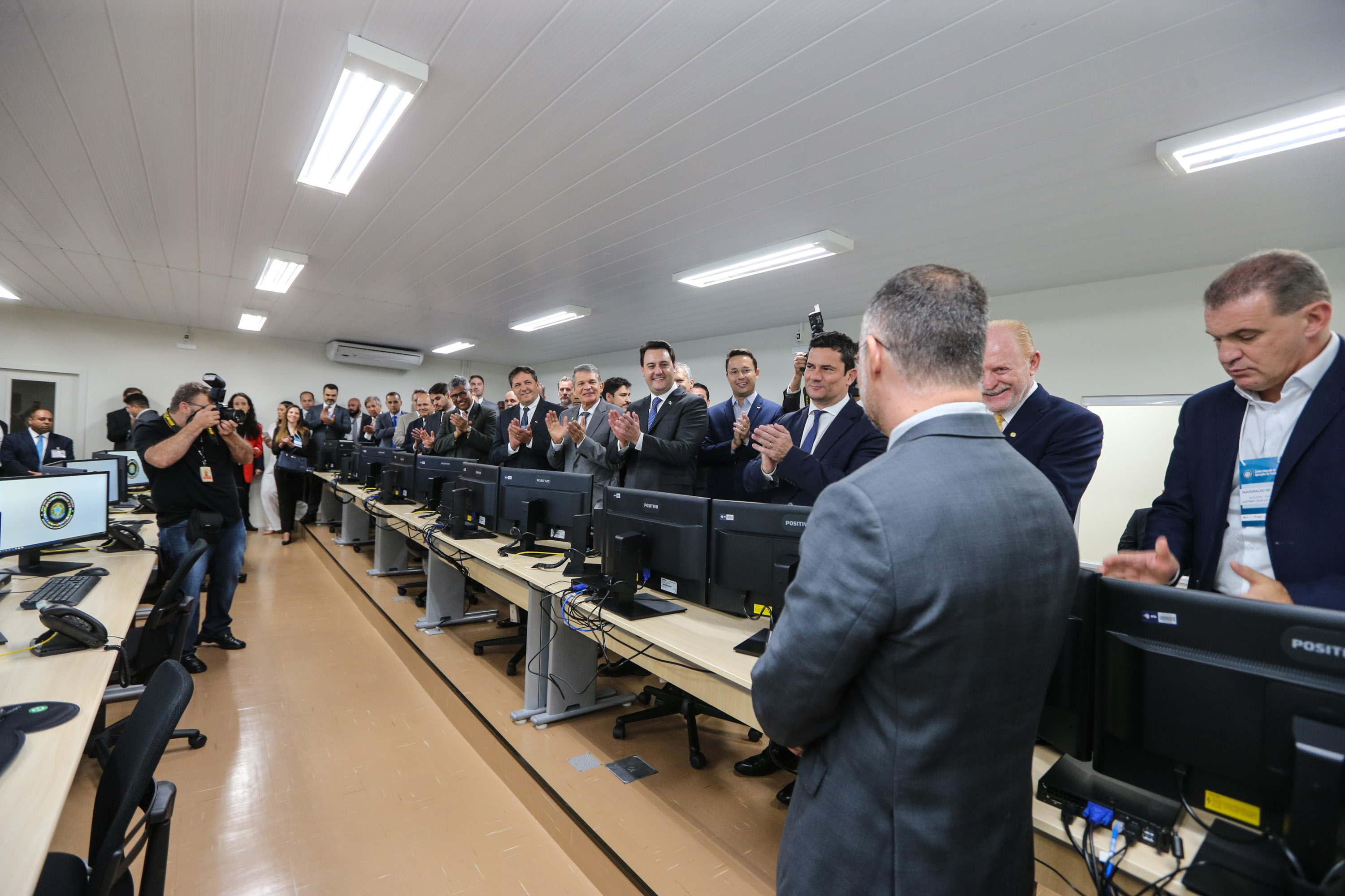 CIOF FOZ O Governador Carlos Massa Ratinho Junior e o ministro da Justiça e Segurança Pública, Sergio Moro, inauguram nesta segunda-feira (16), em Foz do Iguaçu, o Centro Integrado de Operações de Fronteira. O CIOF reforçará as ações estratégicas estaduais de combate ao tráfico e ao crime organizado. A estrutura passa a integrar o Parque Tecnológico Itaipu, na Itaipu Binacional.Foz do Iguaçu, 16/12/2019 - Foto: Geraldo Bubniak/AEN