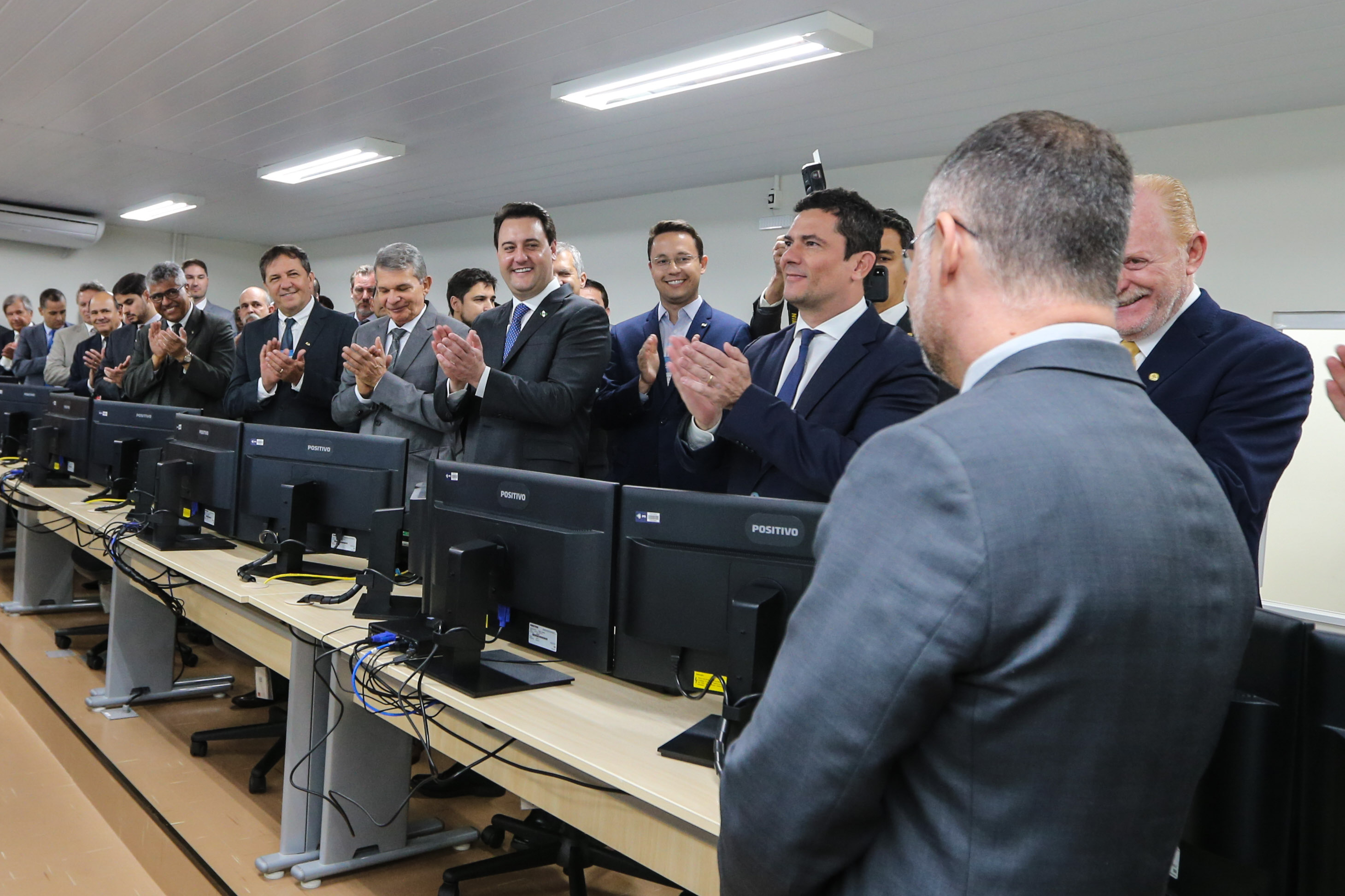CIOF FOZ O Governador Carlos Massa Ratinho Junior e o ministro da Justiça e Segurança Pública, Sergio Moro, inauguram nesta segunda-feira (16), em Foz do Iguaçu, o Centro Integrado de Operações de Fronteira. O CIOF reforçará as ações estratégicas estaduais de combate ao tráfico e ao crime organizado. A estrutura passa a integrar o Parque Tecnológico Itaipu, na Itaipu Binacional.Foz do Iguaçu, 16/12/2019 - Foto: Geraldo Bubniak/AEN