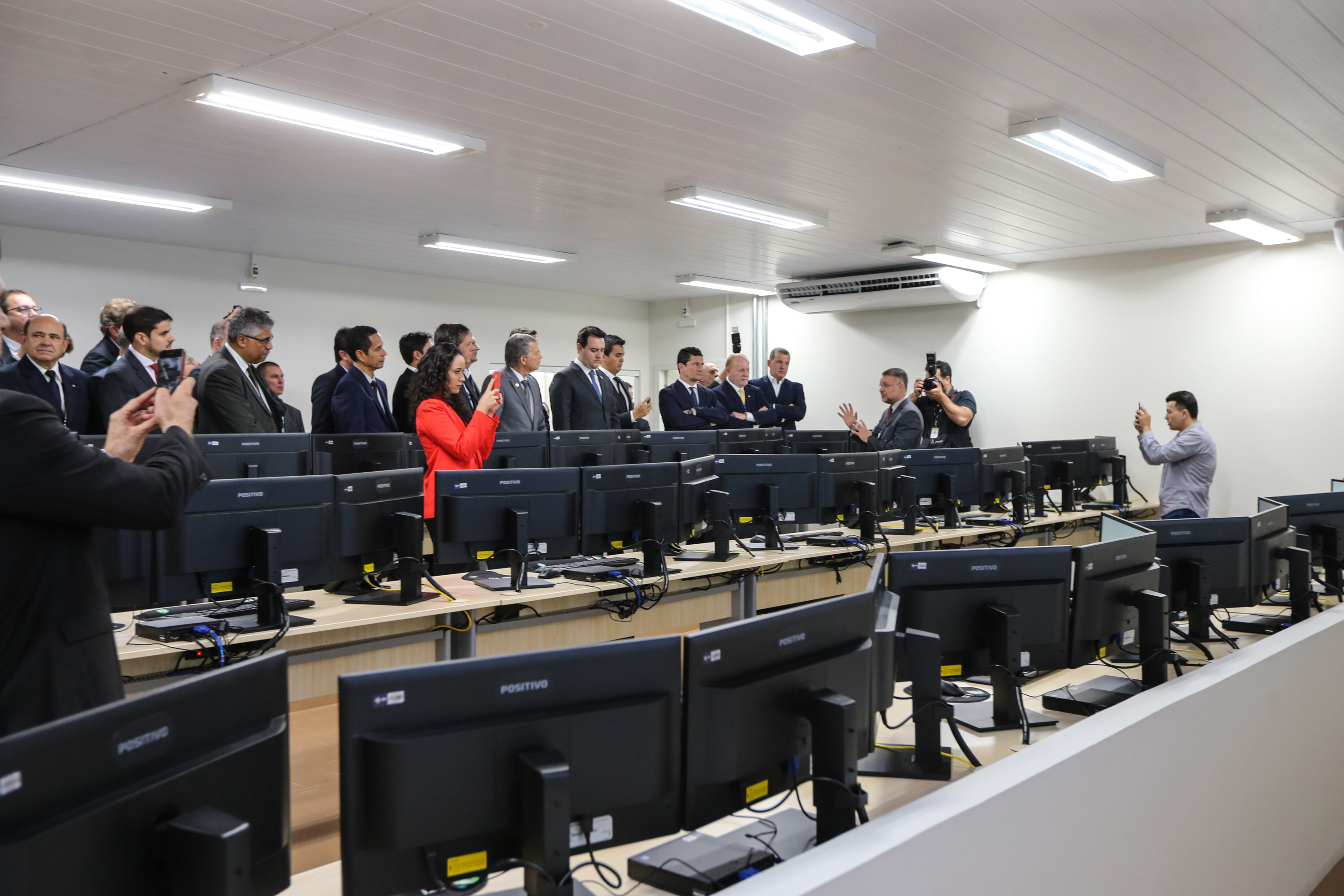 CIOF FOZ O Governador Carlos Massa Ratinho Junior e o ministro da Justiça e Segurança Pública, Sergio Moro, inauguram nesta segunda-feira (16), em Foz do Iguaçu, o Centro Integrado de Operações de Fronteira. O CIOF reforçará as ações estratégicas estaduais de combate ao tráfico e ao crime organizado. A estrutura passa a integrar o Parque Tecnológico Itaipu, na Itaipu Binacional.Foz do Iguaçu, 16/12/2019 - Foto: Geraldo Bubniak/AEN