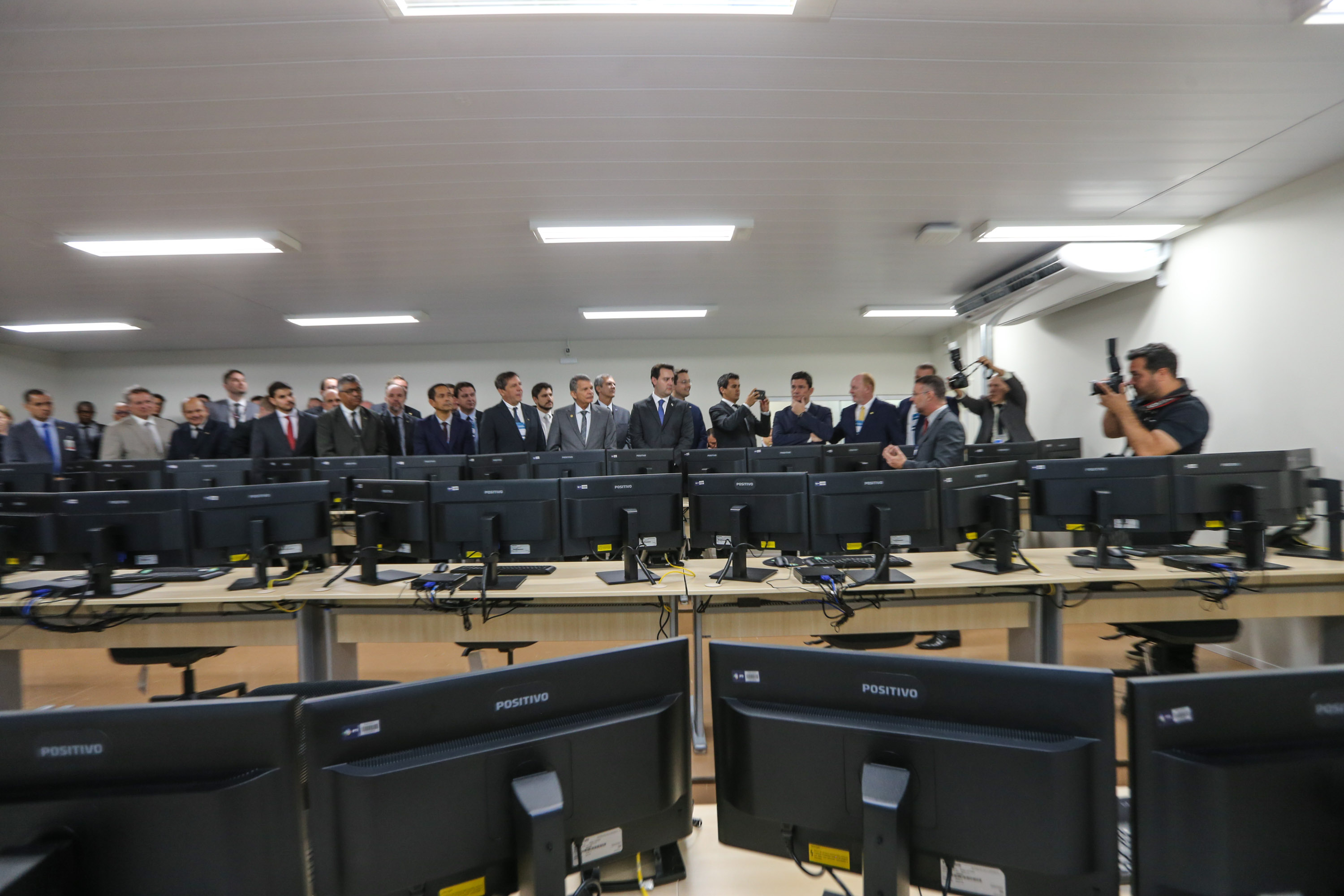 CIOF FOZ O Governador Carlos Massa Ratinho Junior e o ministro da Justiça e Segurança Pública, Sergio Moro, inauguram nesta segunda-feira (16), em Foz do Iguaçu, o Centro Integrado de Operações de Fronteira. O CIOF reforçará as ações estratégicas estaduais de combate ao tráfico e ao crime organizado. A estrutura passa a integrar o Parque Tecnológico Itaipu, na Itaipu Binacional.Foz do Iguaçu, 16/12/2019 - Foto: Geraldo Bubniak/AEN
