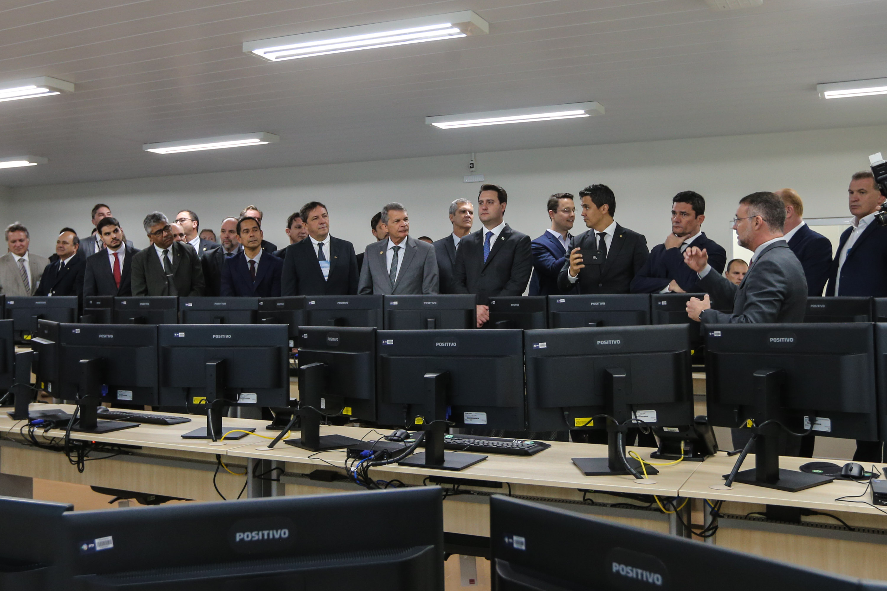 CIOF FOZ O Governador Carlos Massa Ratinho Junior e o ministro da Justiça e Segurança Pública, Sergio Moro, inauguram nesta segunda-feira (16), em Foz do Iguaçu, o Centro Integrado de Operações de Fronteira. O CIOF reforçará as ações estratégicas estaduais de combate ao tráfico e ao crime organizado. A estrutura passa a integrar o Parque Tecnológico Itaipu, na Itaipu Binacional.Foz do Iguaçu, 16/12/2019 - Foto: Geraldo Bubniak/AEN