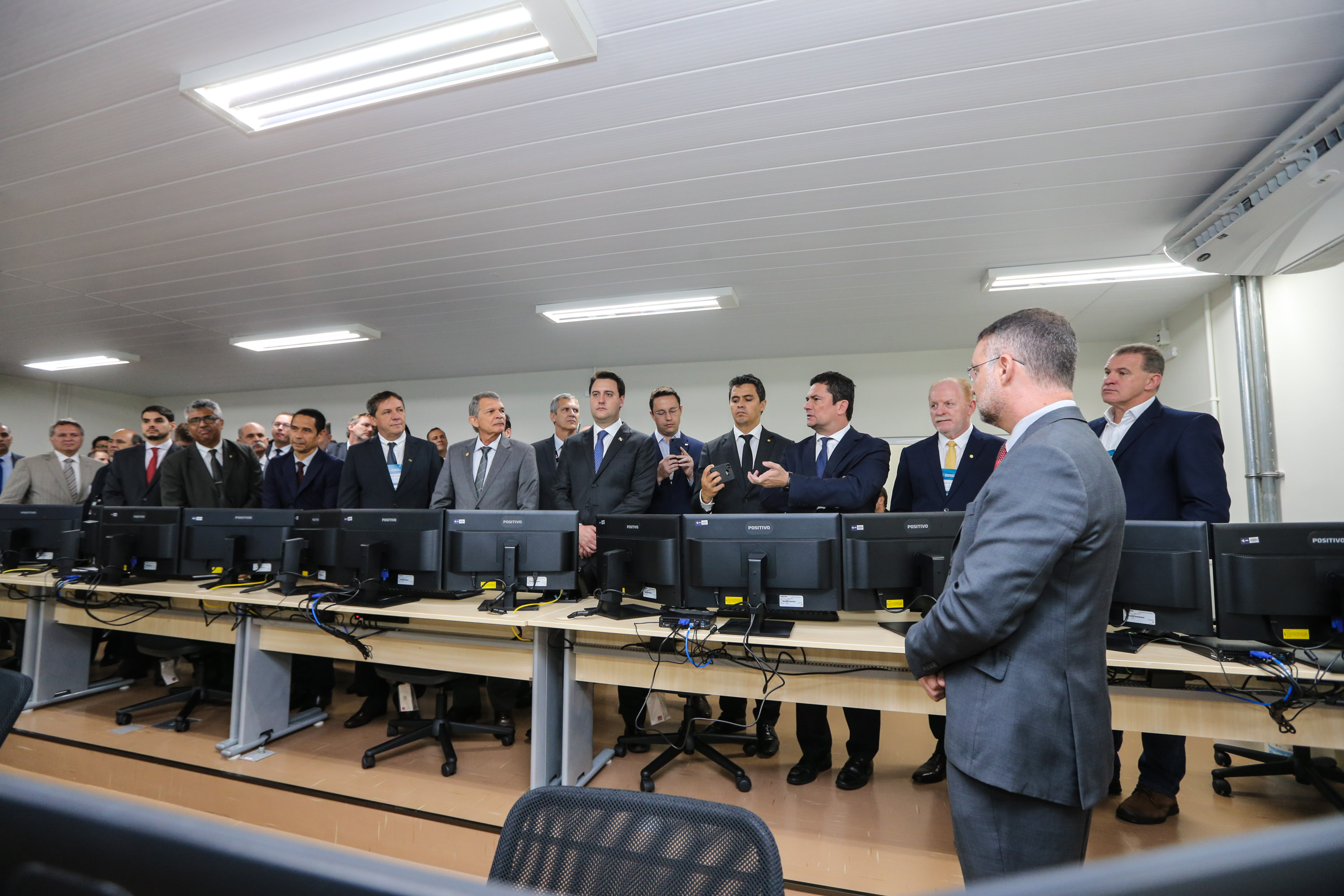 CIOF FOZ O Governador Carlos Massa Ratinho Junior e o ministro da Justiça e Segurança Pública, Sergio Moro, inauguram nesta segunda-feira (16), em Foz do Iguaçu, o Centro Integrado de Operações de Fronteira. O CIOF reforçará as ações estratégicas estaduais de combate ao tráfico e ao crime organizado. A estrutura passa a integrar o Parque Tecnológico Itaipu, na Itaipu Binacional.Foz do Iguaçu, 16/12/2019 - Foto: Geraldo Bubniak/AEN