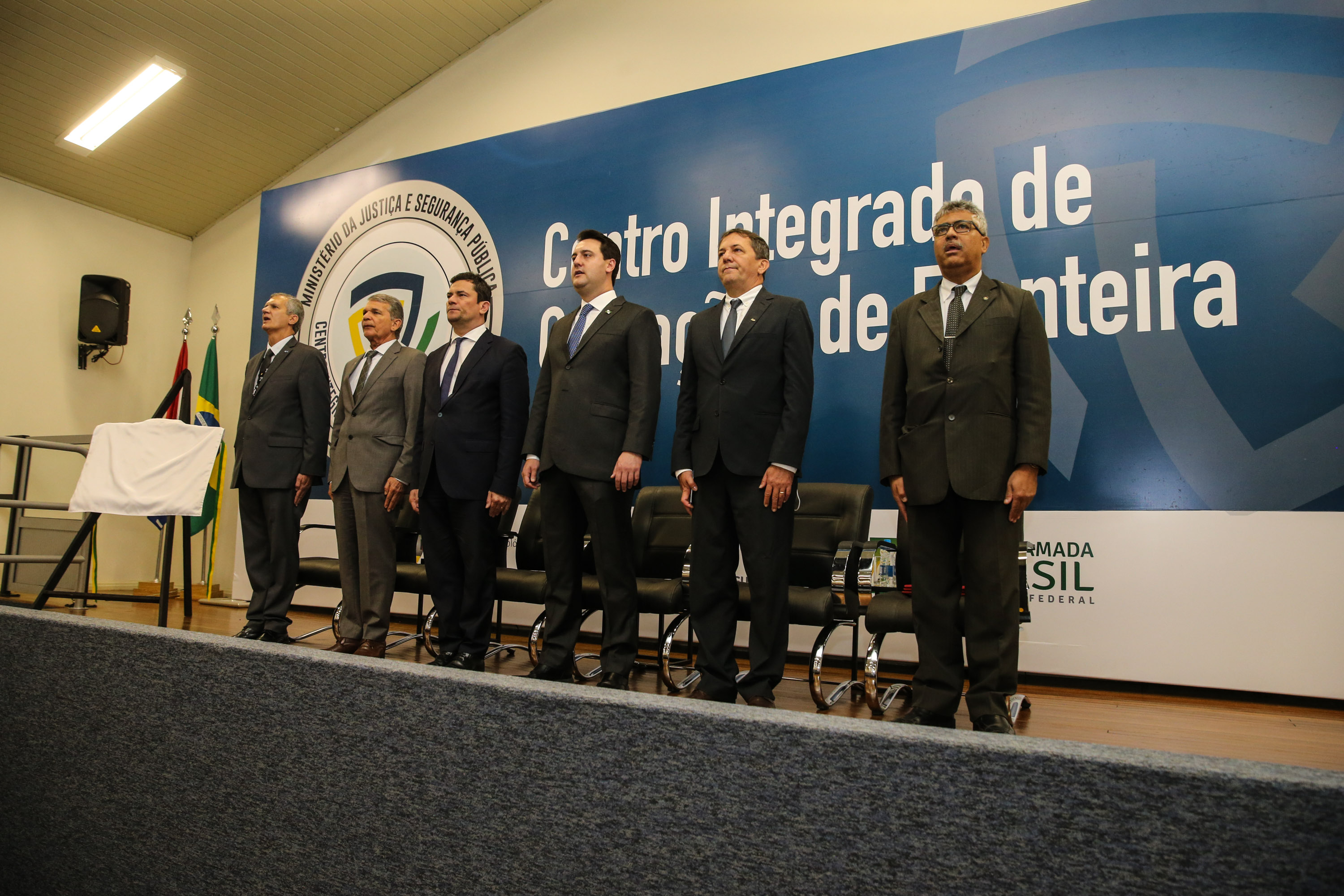 CIOF FOZ O Governador Carlos Massa Ratinho Junior e o ministro da Justiça e Segurança Pública, Sergio Moro, inauguram nesta segunda-feira (16), em Foz do Iguaçu, o Centro Integrado de Operações de Fronteira. O CIOF reforçará as ações estratégicas estaduais de combate ao tráfico e ao crime organizado. A estrutura passa a integrar o Parque Tecnológico Itaipu, na Itaipu Binacional.Foz do Iguaçu, 16/12/2019 - Foto: Geraldo Bubniak/AEN