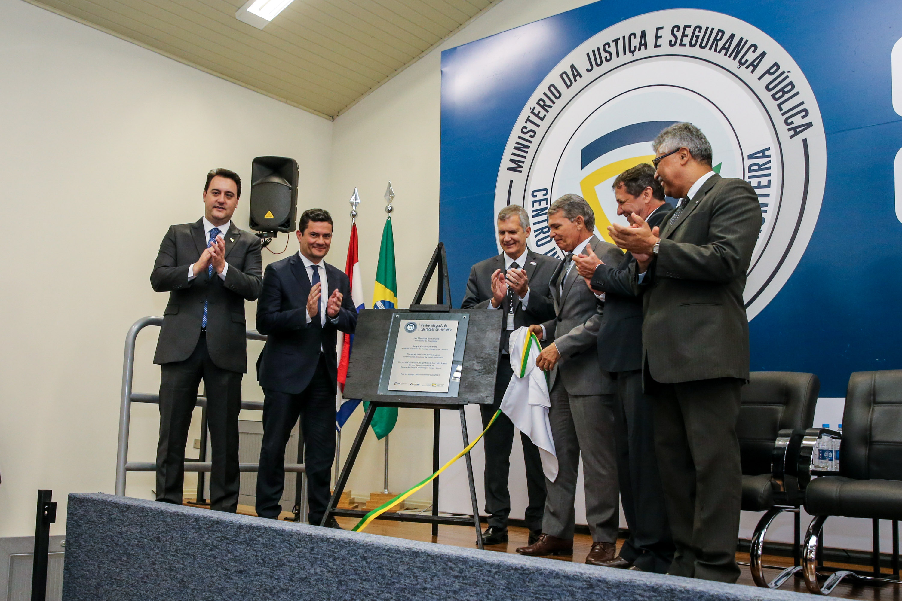 CIOF FOZ O Governador Carlos Massa Ratinho Junior e o ministro da Justiça e Segurança Pública, Sergio Moro, inauguram nesta segunda-feira (16), em Foz do Iguaçu, o Centro Integrado de Operações de Fronteira. O CIOF reforçará as ações estratégicas estaduais de combate ao tráfico e ao crime organizado. A estrutura passa a integrar o Parque Tecnológico Itaipu, na Itaipu Binacional.Foz do Iguaçu, 16/12/2019 - Foto: Geraldo Bubniak/AEN